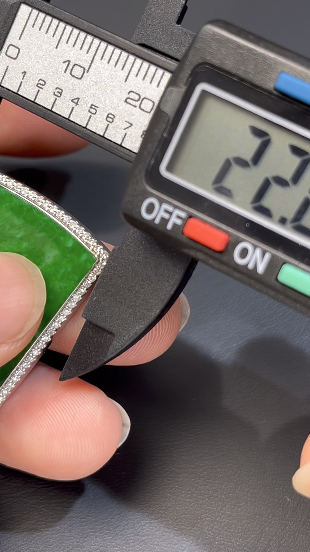 鐵龍生翡翠無事牌 · 18K白金鑲嵌 · 鑽石包圍 · 編號#558 · 靈性與奢華的完美結合 3 鐵龍生翡翠無事牌 · 18K白金鑲嵌 · 鑽石包圍 · 編號#558 · 靈性與奢華的完美結合 - Image 3