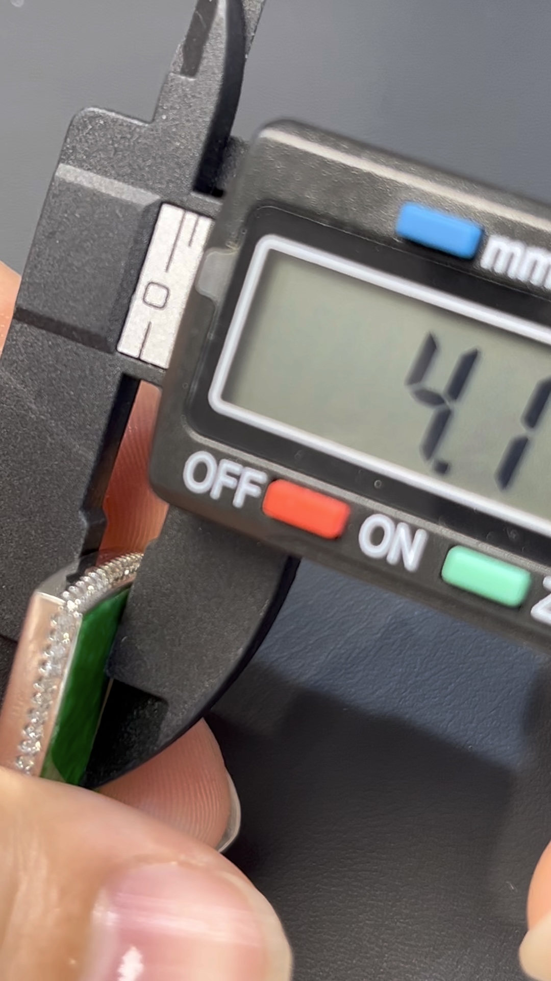 鐵龍生翡翠無事牌 · 18K白金鑲嵌 · 鑽石包圍 · 編號#558 · 靈性與奢華的完美結合 4 鐵龍生翡翠無事牌 · 18K白金鑲嵌 · 鑽石包圍 · 編號#558 · 靈性與奢華的完美結合 - Image 4