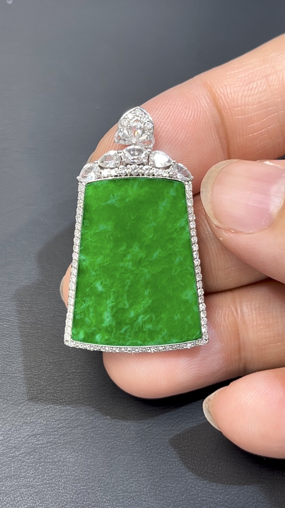 鐵龍生翡翠無事牌 · 18K白金鑲嵌 · 鑽石包圍 · 編號#558 · 靈性與奢華的完美結合 5 鐵龍生翡翠無事牌 · 18K白金鑲嵌 · 鑽石包圍 · 編號#558 · 靈性與奢華的完美結合 - Image 5