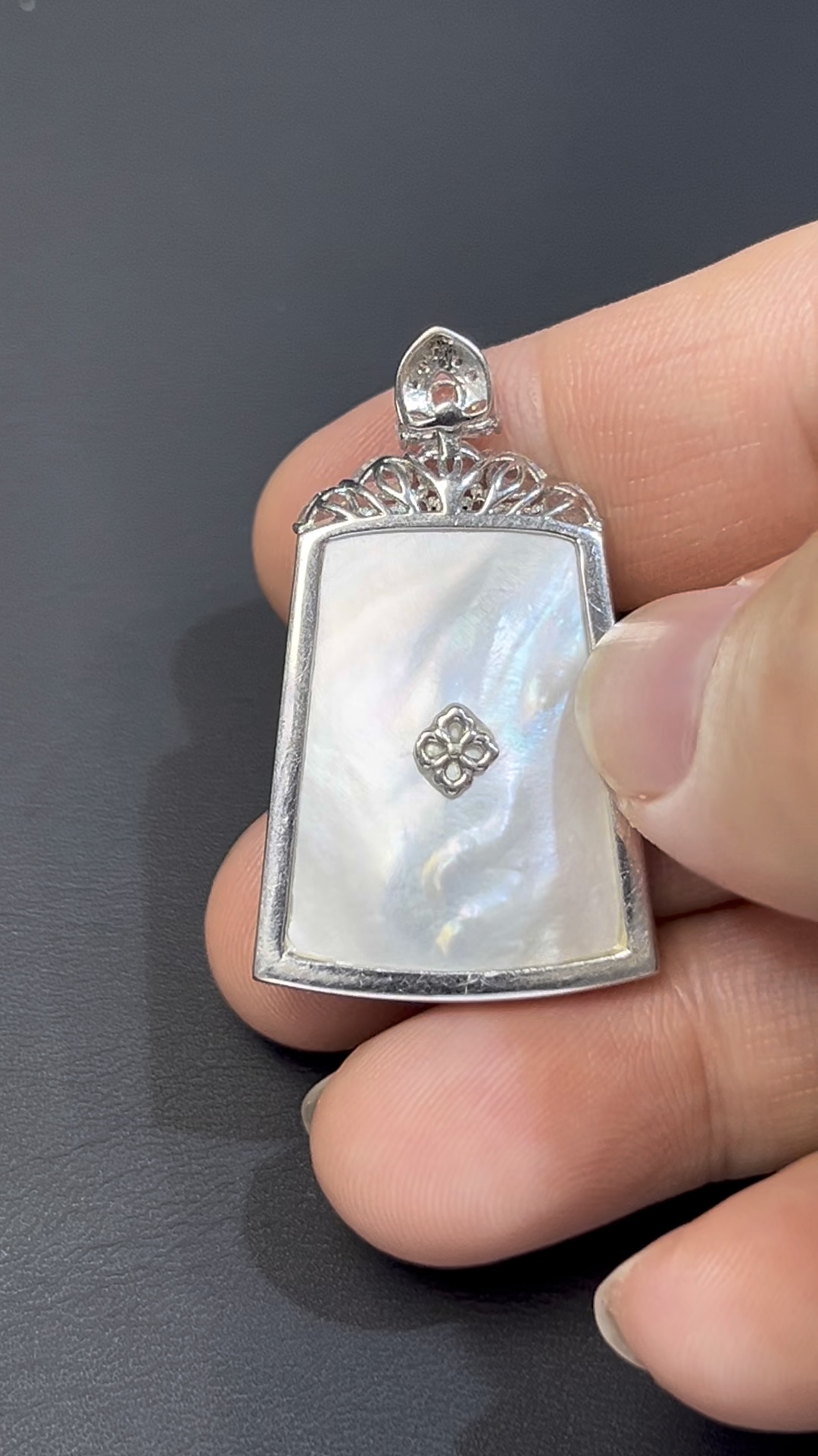 鐵龍生翡翠無事牌 · 18K白金鑲嵌 · 鑽石包圍 · 編號#558 · 靈性與奢華的完美結合 6 鐵龍生翡翠無事牌 · 18K白金鑲嵌 · 鑽石包圍 · 編號#558 · 靈性與奢華的完美結合 - Image 6