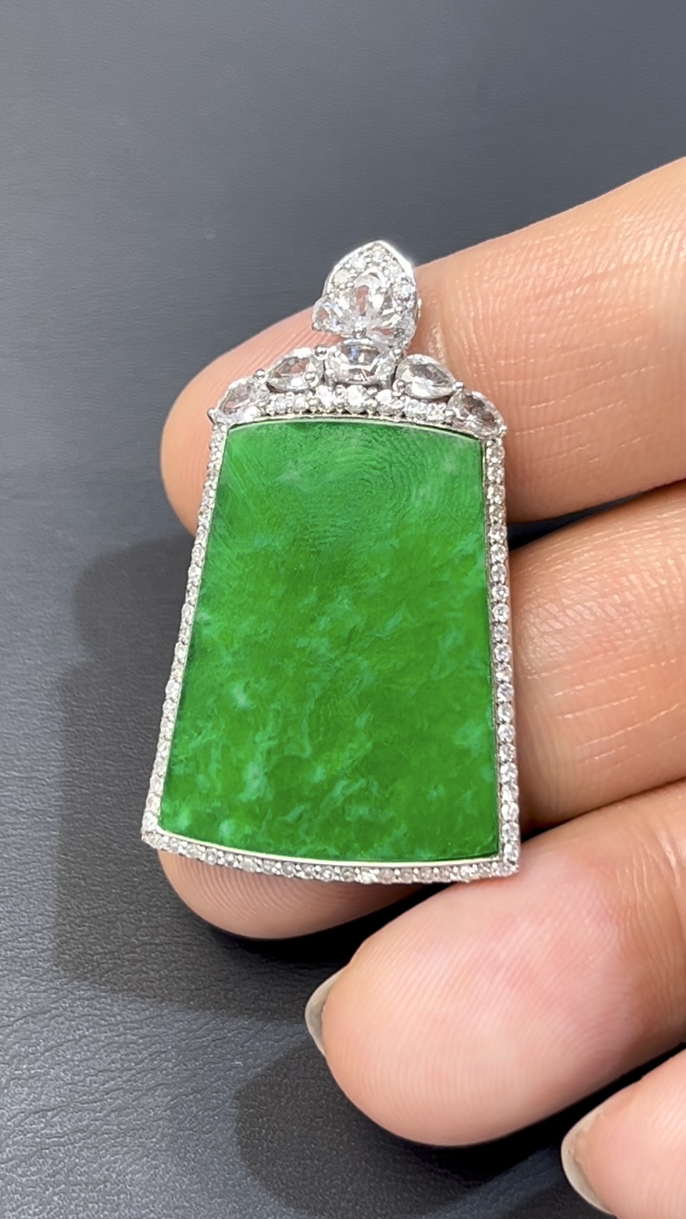 鐵龍生翡翠無事牌 · 18K白金鑲嵌 · 鑽石包圍 · 編號#558 · 靈性與奢華的完美結合 7 鐵龍生翡翠無事牌 · 18K白金鑲嵌 · 鑽石包圍 · 編號#558 · 靈性與奢華的完美結合 - Image 7