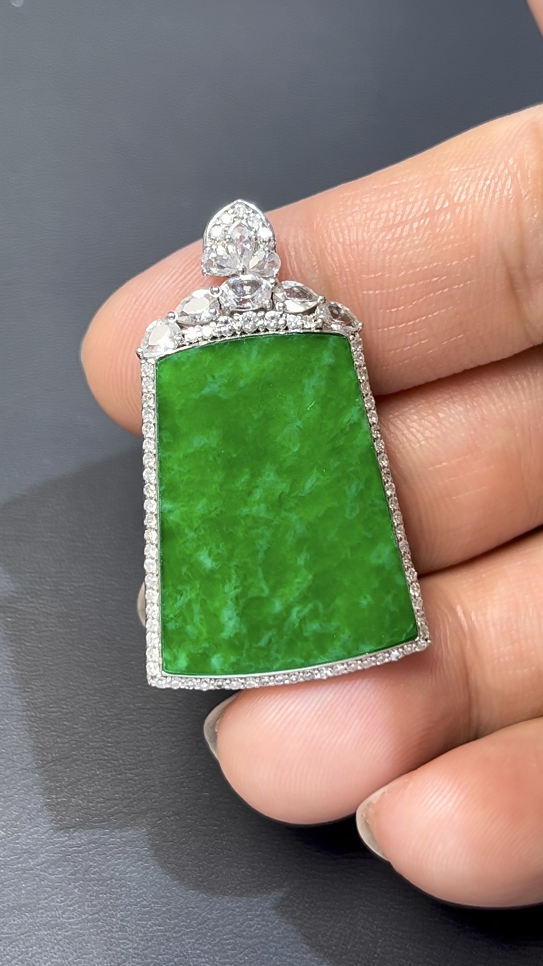 鐵龍生翡翠無事牌 · 18K白金鑲嵌 · 鑽石包圍 · 編號#558 · 靈性與奢華的完美結合 8 鐵龍生翡翠無事牌 · 18K白金鑲嵌 · 鑽石包圍 · 編號#558 · 靈性與奢華的完美結合 - Image 8