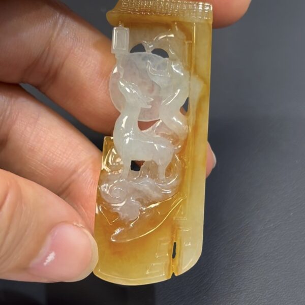 黃翡翡翠九尾狐 · 俏色巧雕 · 望月題材 · 編號#560