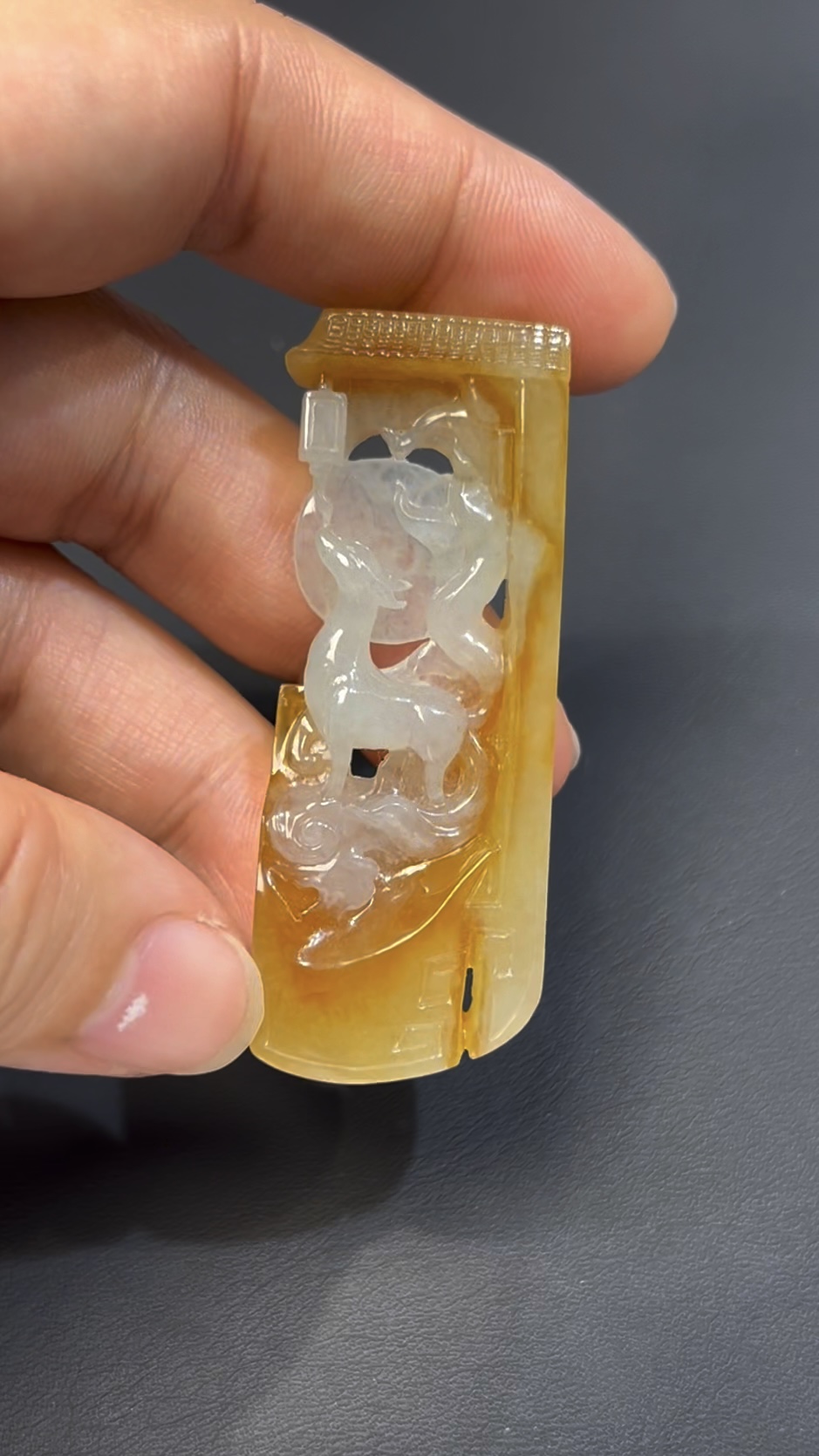 黃翡翡翠九尾狐 · 俏色巧雕 · 望月題材 · 編號#560 1 黃翡翡翠九尾狐 · 俏色巧雕 · 望月題材 · 編號#560