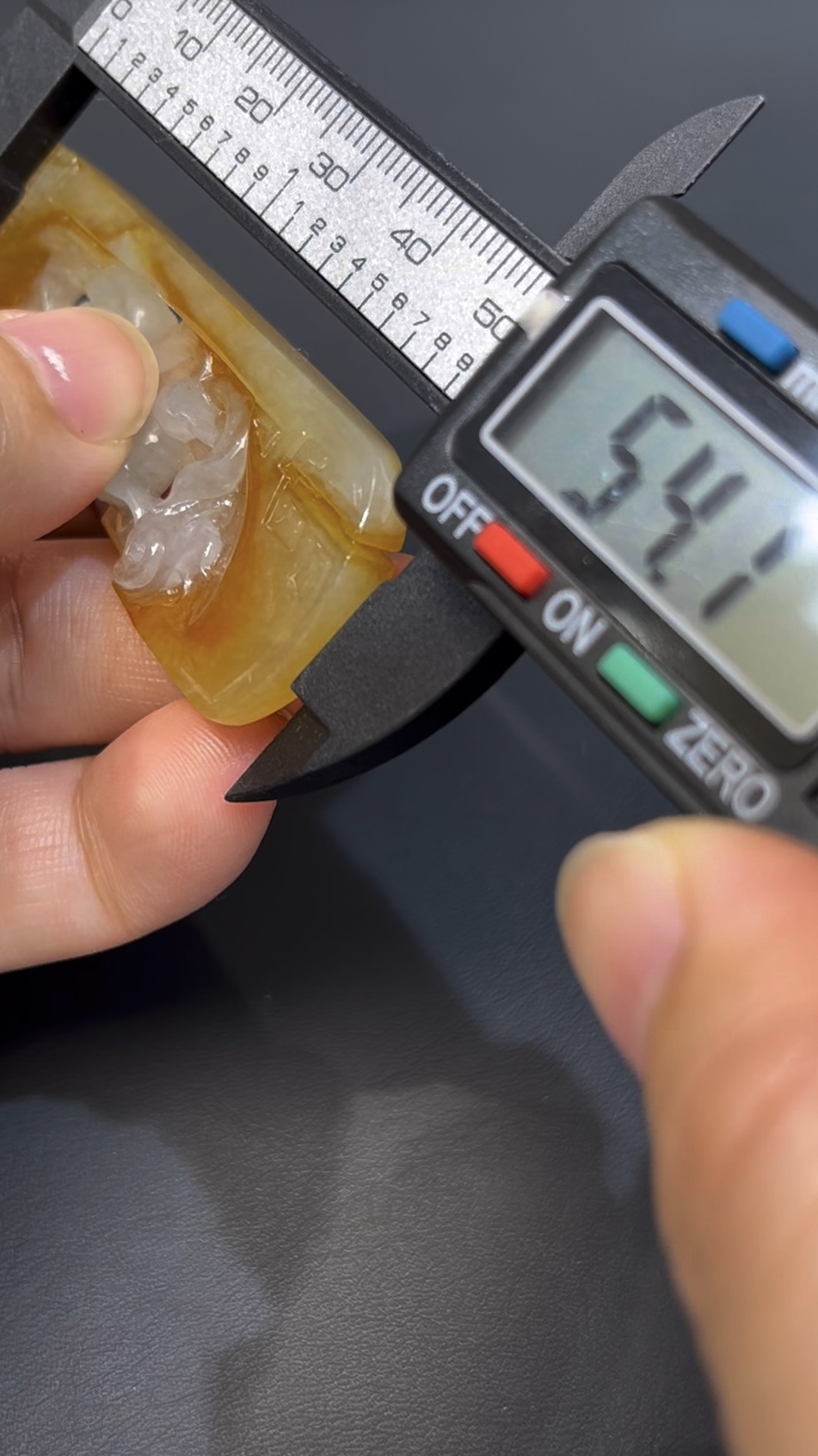 黃翡翡翠九尾狐 · 俏色巧雕 · 望月題材 · 編號#560 5 黃翡翡翠九尾狐 · 俏色巧雕 · 望月題材 · 編號#560 - Image 5