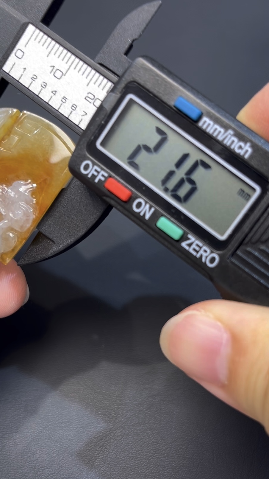 黃翡翡翠九尾狐 · 俏色巧雕 · 望月題材 · 編號#560 6 黃翡翡翠九尾狐 · 俏色巧雕 · 望月題材 · 編號#560 - Image 6