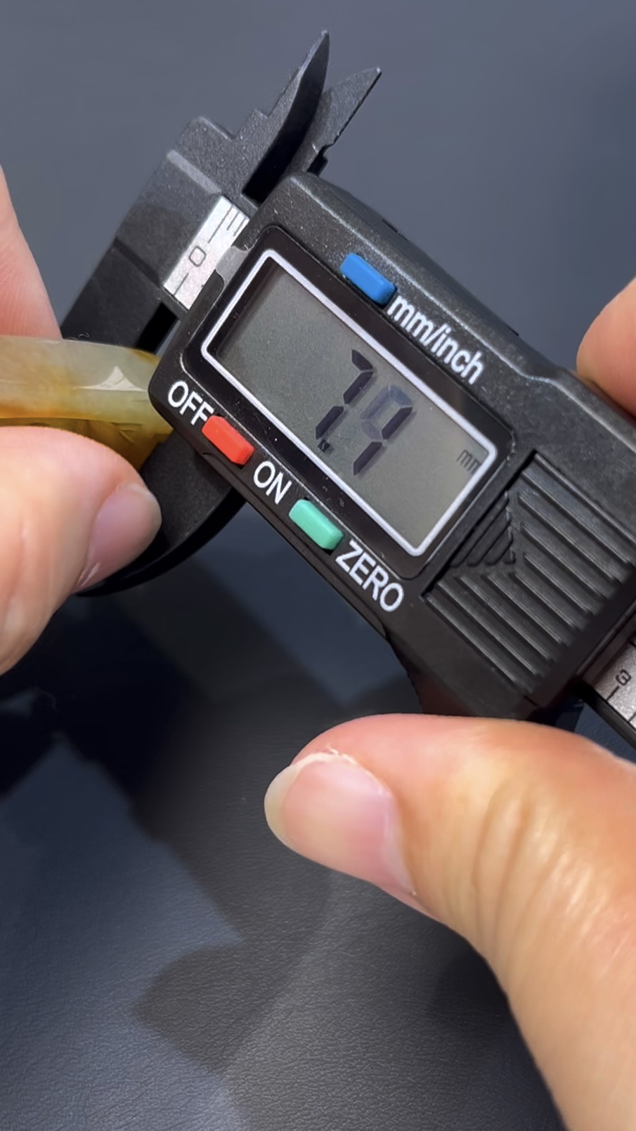 黃翡翡翠九尾狐 · 俏色巧雕 · 望月題材 · 編號#560 7 黃翡翡翠九尾狐 · 俏色巧雕 · 望月題材 · 編號#560 - Image 7