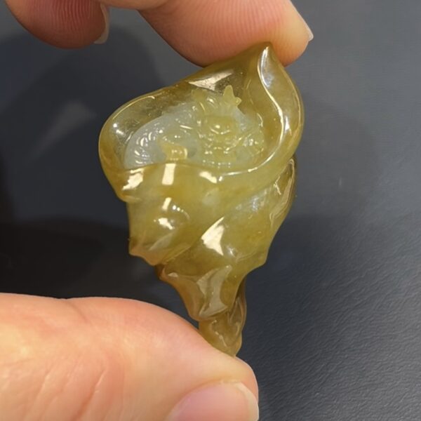 黃翡翡翠 · 府上有龍 · 俏色巧雕 · 編號#561 · 龍藏螺中寓意深遠