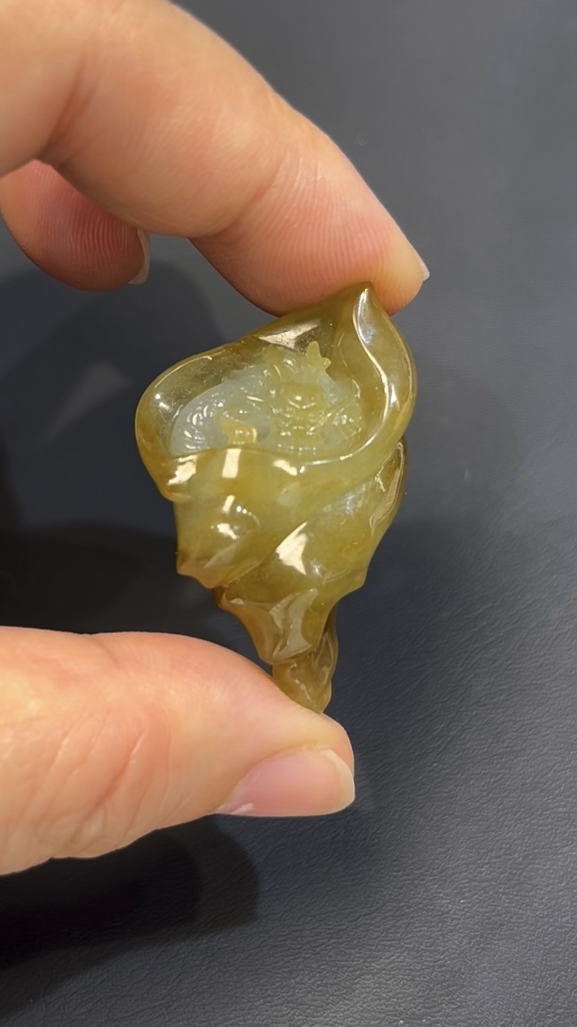 黃翡翡翠 · 府上有龍 · 俏色巧雕 · 編號#561 · 龍藏螺中寓意深遠 1 黃翡翡翠 · 府上有龍 · 俏色巧雕 · 編號#561 · 龍藏螺中寓意深遠