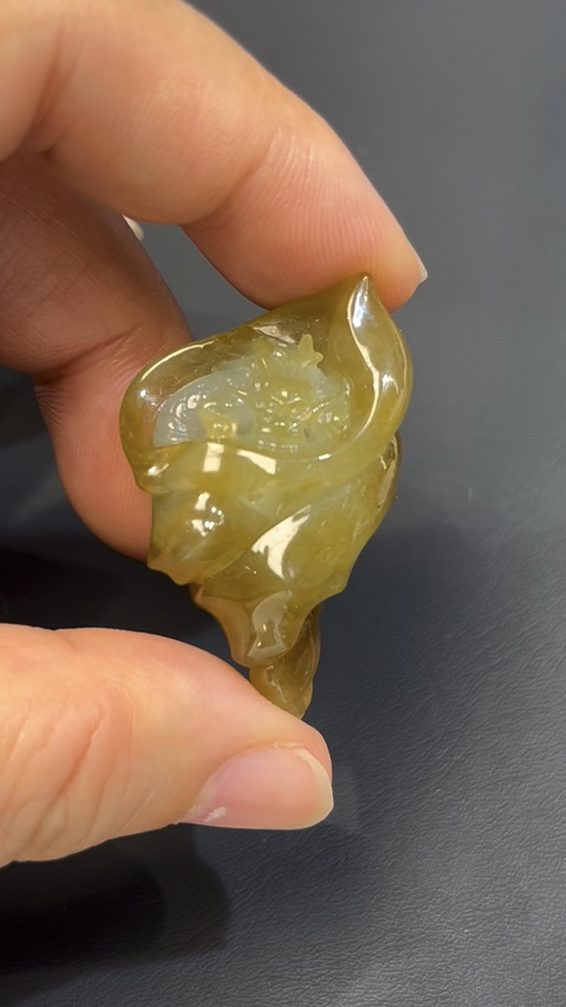黃翡翡翠 · 府上有龍 · 俏色巧雕 · 編號#561 · 龍藏螺中寓意深遠 2 黃翡翡翠 · 府上有龍 · 俏色巧雕 · 編號#561 · 龍藏螺中寓意深遠 - Image 2