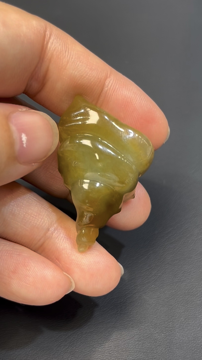 黃翡翡翠 · 府上有龍 · 俏色巧雕 · 編號#561 · 龍藏螺中寓意深遠 4 黃翡翡翠 · 府上有龍 · 俏色巧雕 · 編號#561 · 龍藏螺中寓意深遠 - Image 4