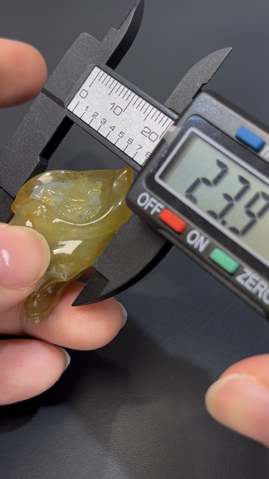 黃翡翡翠 · 府上有龍 · 俏色巧雕 · 編號#561 · 龍藏螺中寓意深遠 6 黃翡翡翠 · 府上有龍 · 俏色巧雕 · 編號#561 · 龍藏螺中寓意深遠 - Image 6