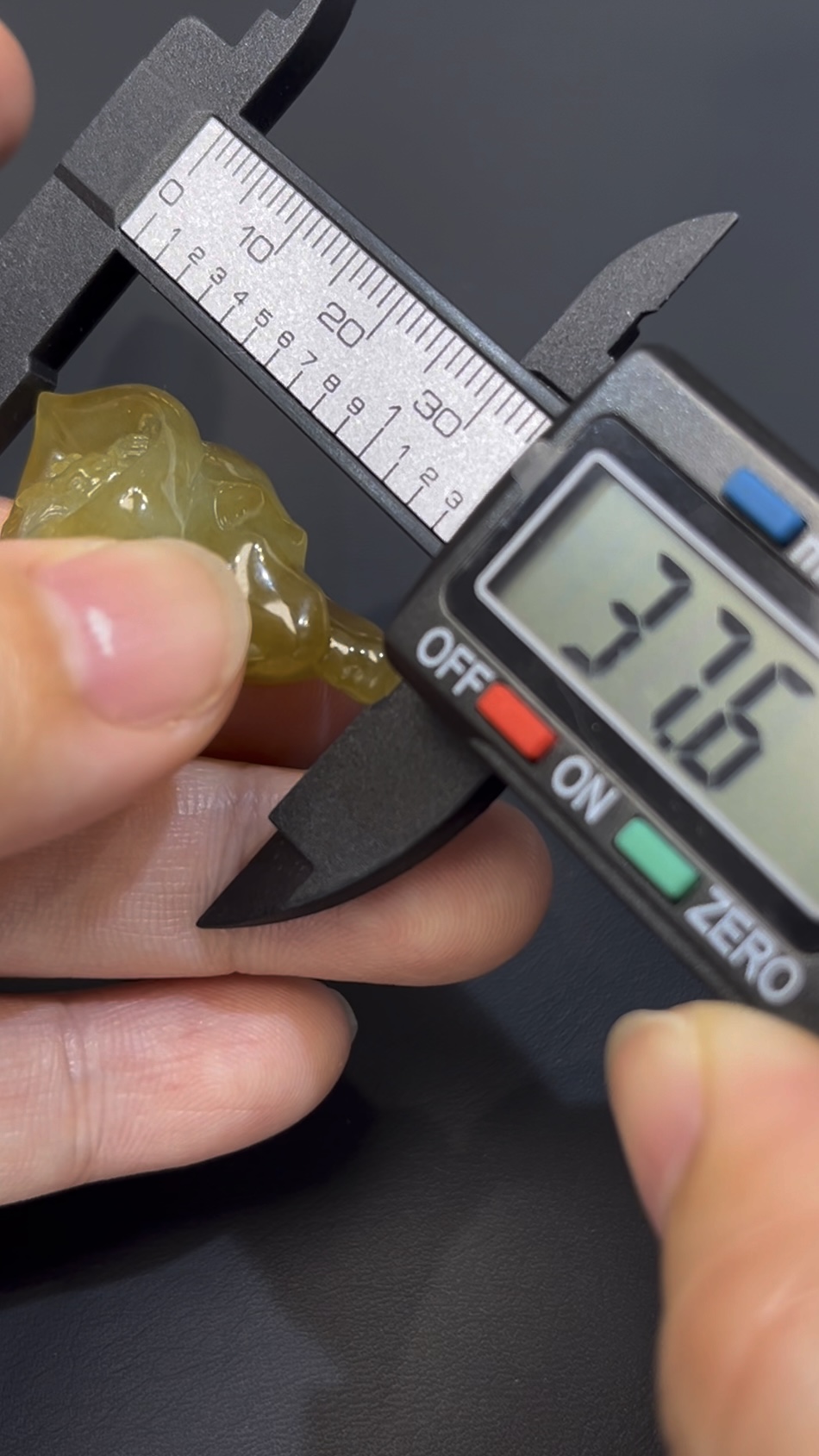 黃翡翡翠 · 府上有龍 · 俏色巧雕 · 編號#561 · 龍藏螺中寓意深遠 8 黃翡翡翠 · 府上有龍 · 俏色巧雕 · 編號#561 · 龍藏螺中寓意深遠 - Image 8