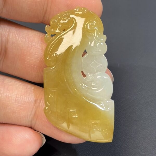 黃翡翡翠 · 仿古龍 · 龍護銅錢 · 俏色巧雕 · 編號#562 · 富貴守護 × 古韻靈獸