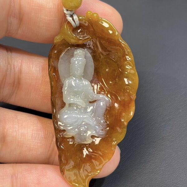 黃翡翡翠 · 俏色觀音吊墜 · 白玉巧雕 · 編號#564 · 慈悲守護 × 靈性美學 × 隨身佩戴
