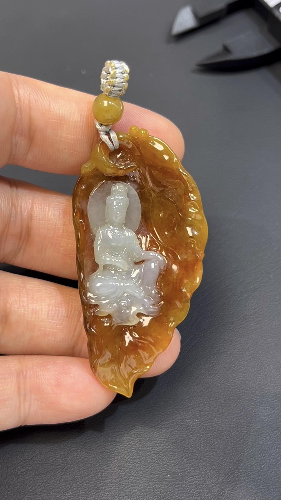 黃翡翡翠 · 俏色觀音吊墜 · 白玉巧雕 · 編號#564 · 慈悲守護 × 靈性美學 × 隨身佩戴 1 黃翡翡翠 · 俏色觀音吊墜 · 白玉巧雕 · 編號#564 · 慈悲守護 × 靈性美學 × 隨身佩戴