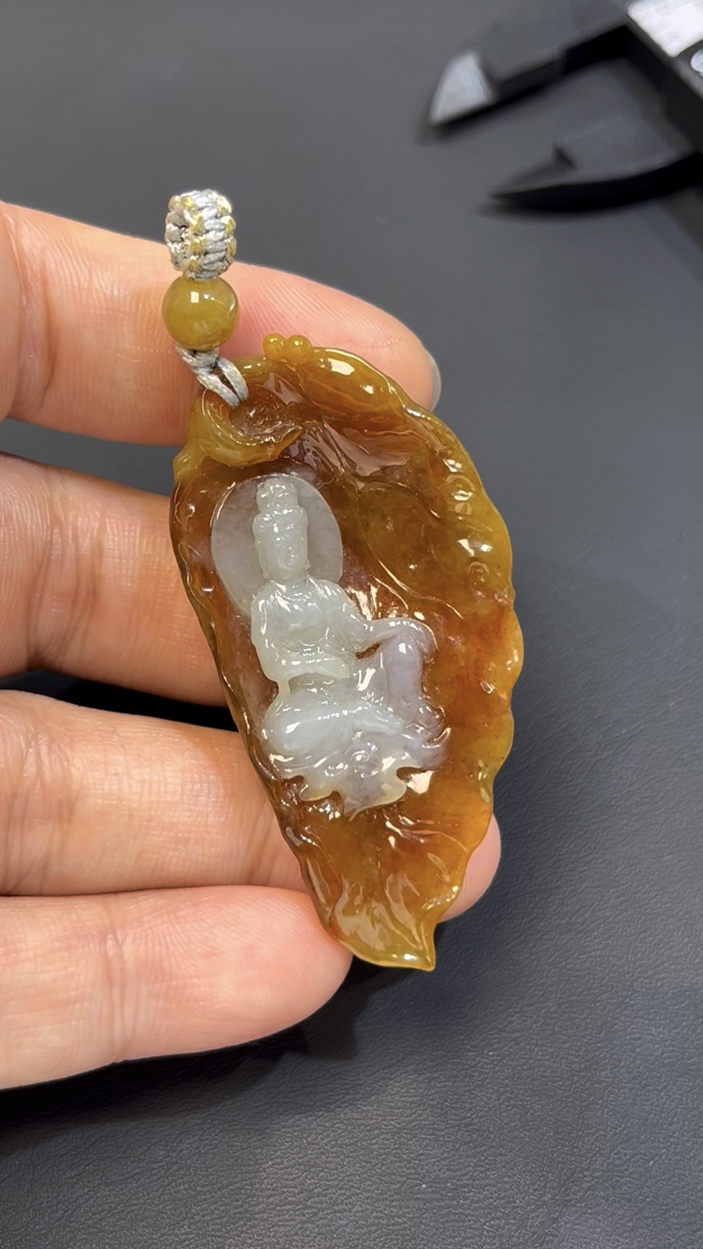 黃翡翡翠 · 俏色觀音吊墜 · 白玉巧雕 · 編號#564 · 慈悲守護 × 靈性美學 × 隨身佩戴 2 黃翡翡翠 · 俏色觀音吊墜 · 白玉巧雕 · 編號#564 · 慈悲守護 × 靈性美學 × 隨身佩戴 - Image 2