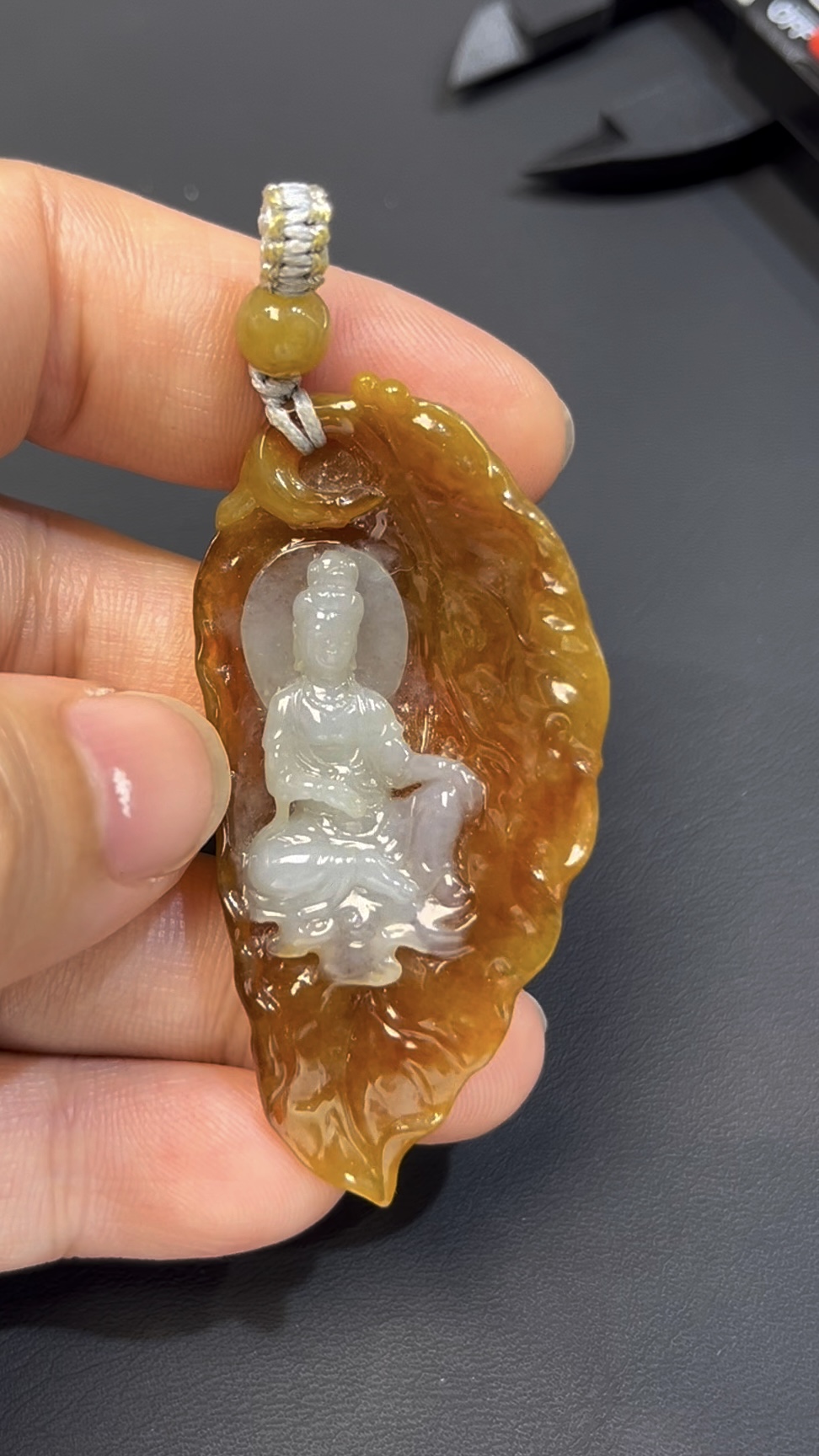 黃翡翡翠 · 俏色觀音吊墜 · 白玉巧雕 · 編號#564 · 慈悲守護 × 靈性美學 × 隨身佩戴 3 黃翡翡翠 · 俏色觀音吊墜 · 白玉巧雕 · 編號#564 · 慈悲守護 × 靈性美學 × 隨身佩戴 - Image 3