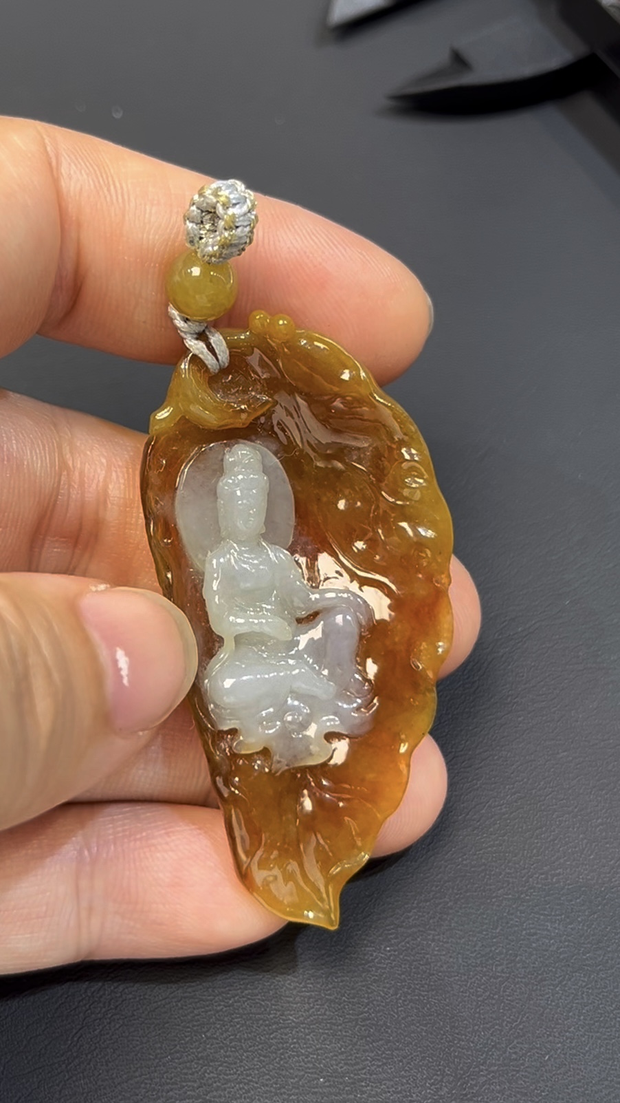 黃翡翡翠 · 俏色觀音吊墜 · 白玉巧雕 · 編號#564 · 慈悲守護 × 靈性美學 × 隨身佩戴 5 黃翡翡翠 · 俏色觀音吊墜 · 白玉巧雕 · 編號#564 · 慈悲守護 × 靈性美學 × 隨身佩戴 - Image 5