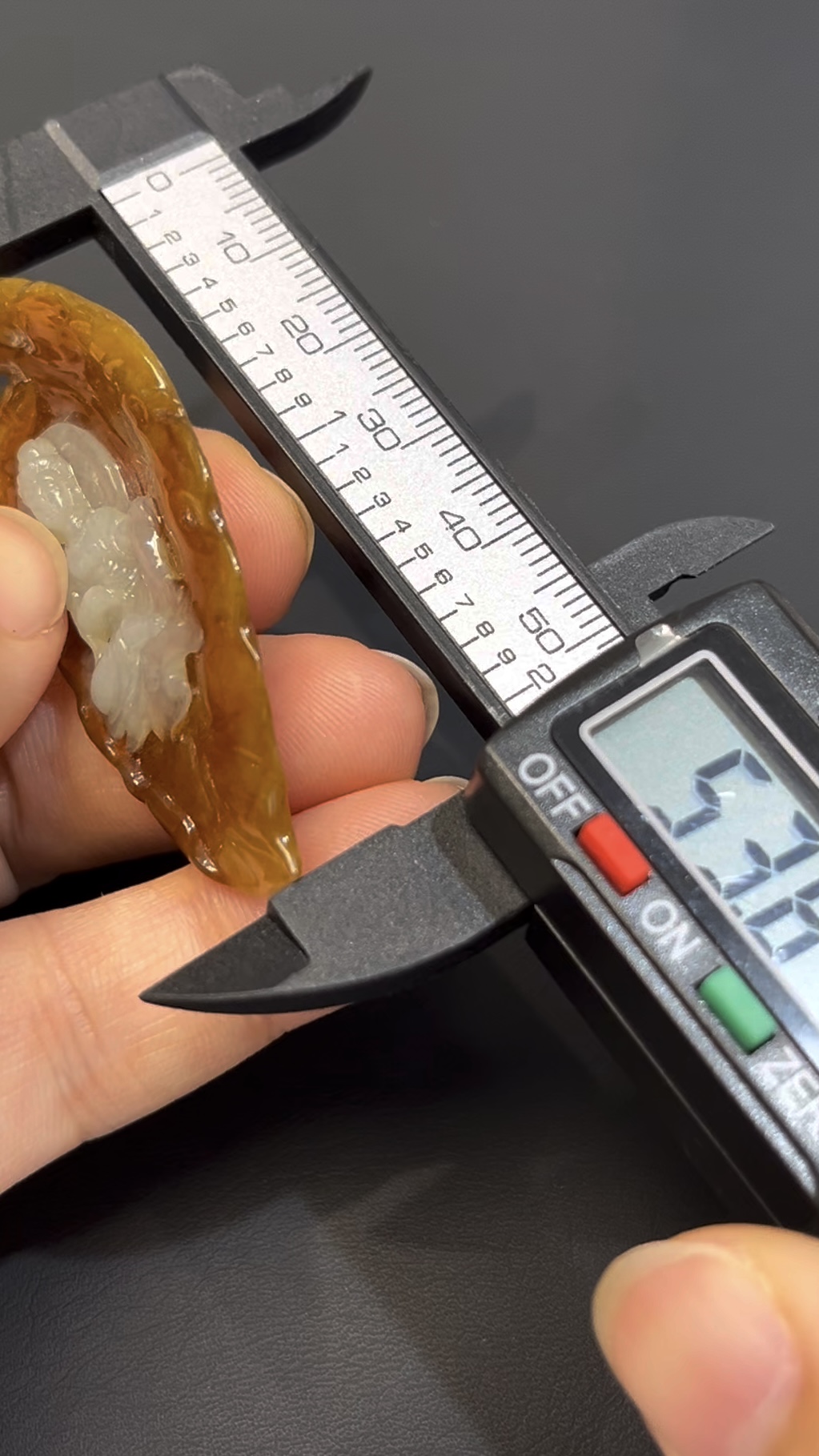 黃翡翡翠 · 俏色觀音吊墜 · 白玉巧雕 · 編號#564 · 慈悲守護 × 靈性美學 × 隨身佩戴 6 黃翡翡翠 · 俏色觀音吊墜 · 白玉巧雕 · 編號#564 · 慈悲守護 × 靈性美學 × 隨身佩戴 - Image 6