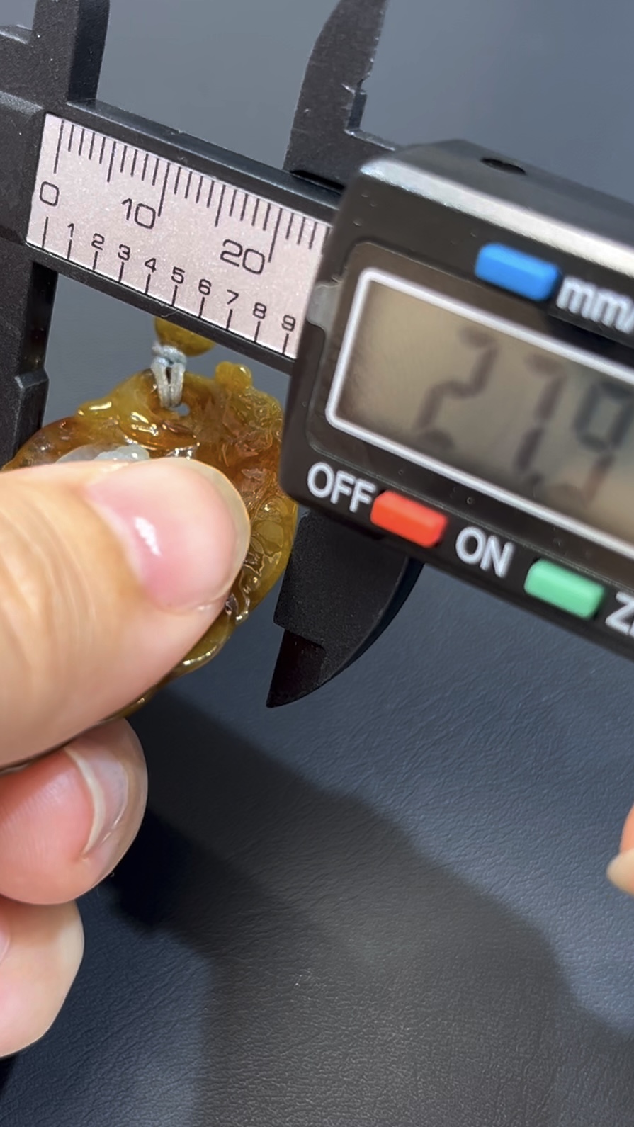 黃翡翡翠 · 俏色觀音吊墜 · 白玉巧雕 · 編號#564 · 慈悲守護 × 靈性美學 × 隨身佩戴 7 黃翡翡翠 · 俏色觀音吊墜 · 白玉巧雕 · 編號#564 · 慈悲守護 × 靈性美學 × 隨身佩戴 - Image 7