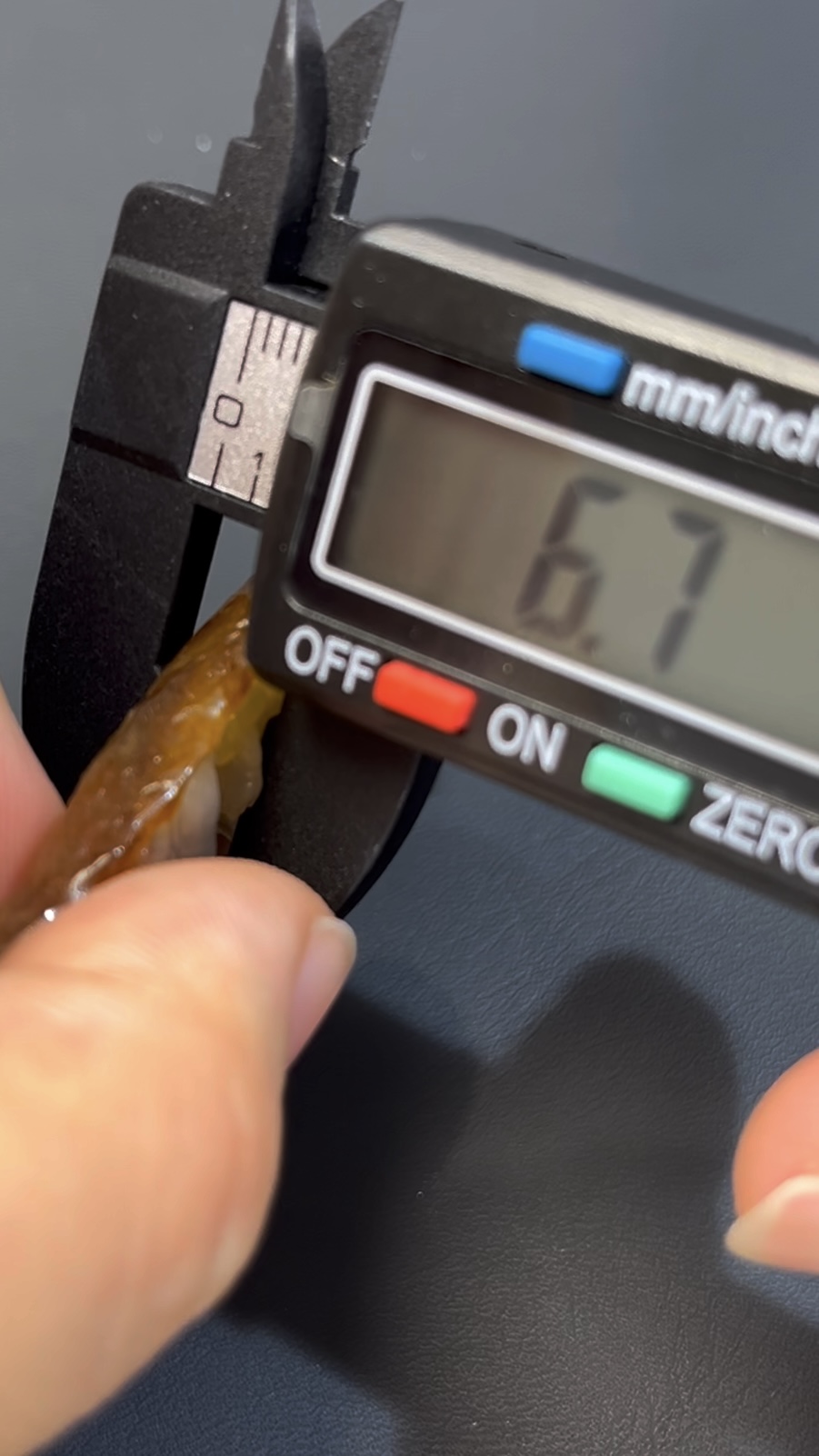 黃翡翡翠 · 俏色觀音吊墜 · 白玉巧雕 · 編號#564 · 慈悲守護 × 靈性美學 × 隨身佩戴 8 黃翡翡翠 · 俏色觀音吊墜 · 白玉巧雕 · 編號#564 · 慈悲守護 × 靈性美學 × 隨身佩戴 - Image 8