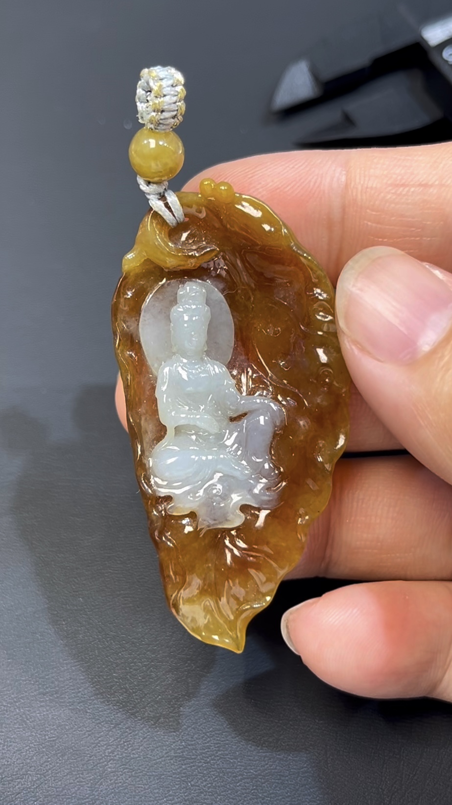 黃翡翡翠 · 俏色觀音吊墜 · 白玉巧雕 · 編號#564 · 慈悲守護 × 靈性美學 × 隨身佩戴 9 黃翡翡翠 · 俏色觀音吊墜 · 白玉巧雕 · 編號#564 · 慈悲守護 × 靈性美學 × 隨身佩戴 - Image 9