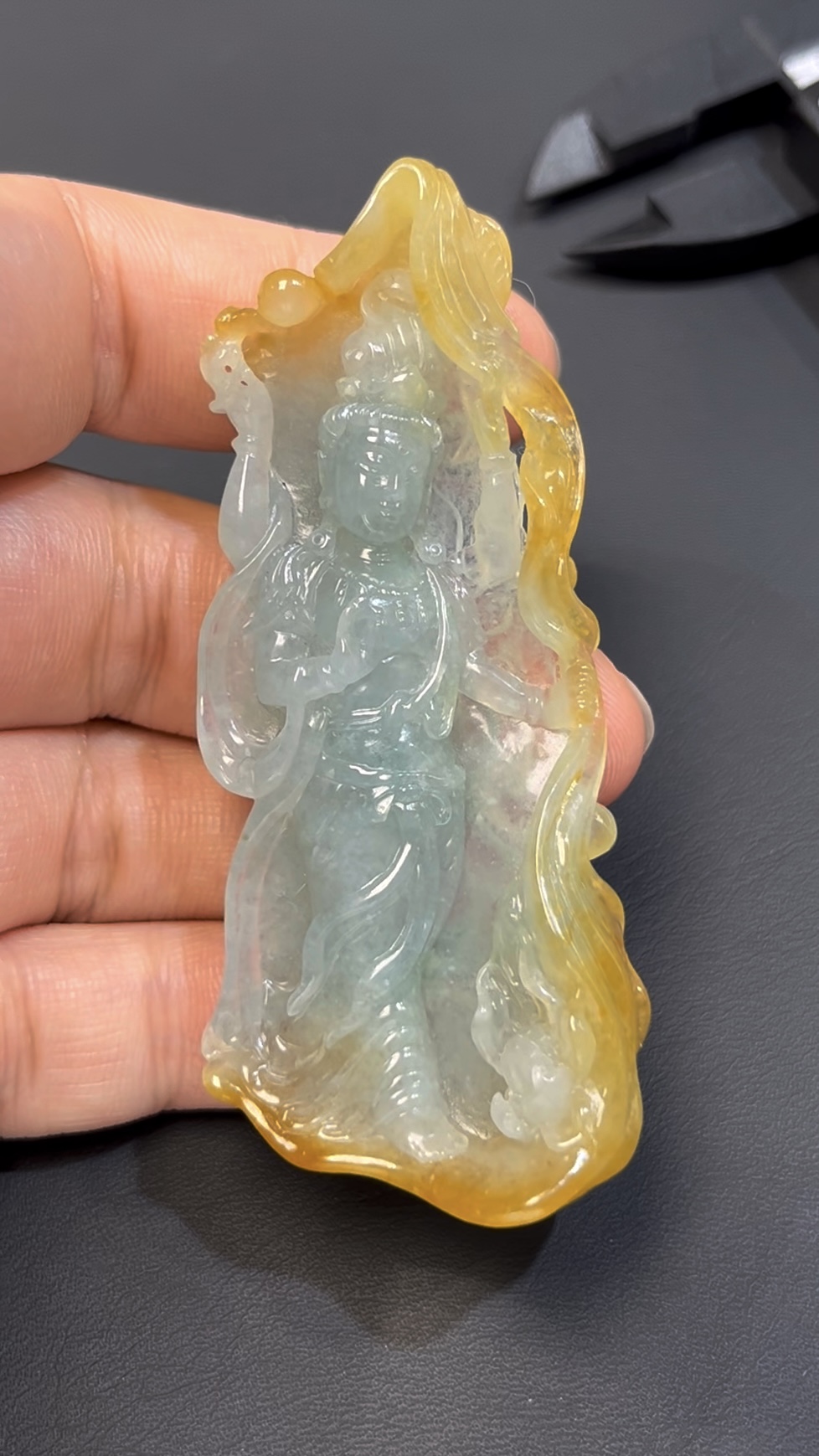 黃翡翡翠 · 俏色站觀音吊墜 · 白玉巧雕 · 編號#565 · 靈性守護 × 福慧圓滿 × 隨身佩戴 1 黃翡翡翠 · 俏色站觀音吊墜 · 白玉巧雕 · 編號#565 · 靈性守護 × 福慧圓滿 × 隨身佩戴