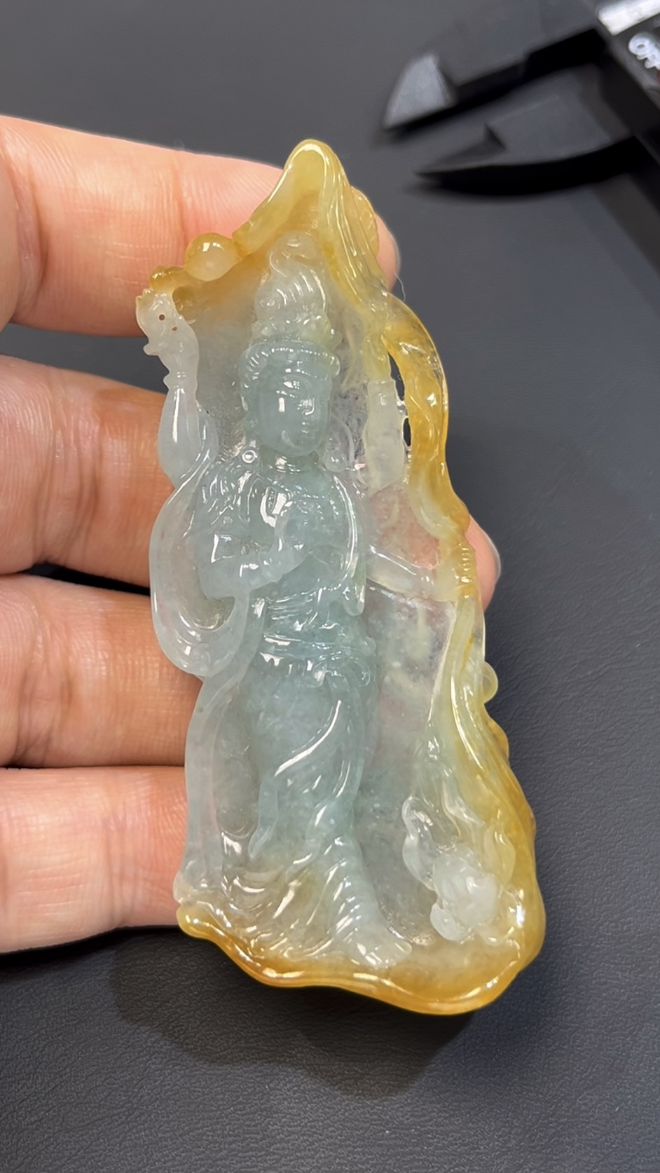 黃翡翡翠 · 俏色站觀音吊墜 · 白玉巧雕 · 編號#565 · 靈性守護 × 福慧圓滿 × 隨身佩戴 2 黃翡翡翠 · 俏色站觀音吊墜 · 白玉巧雕 · 編號#565 · 靈性守護 × 福慧圓滿 × 隨身佩戴 - Image 2