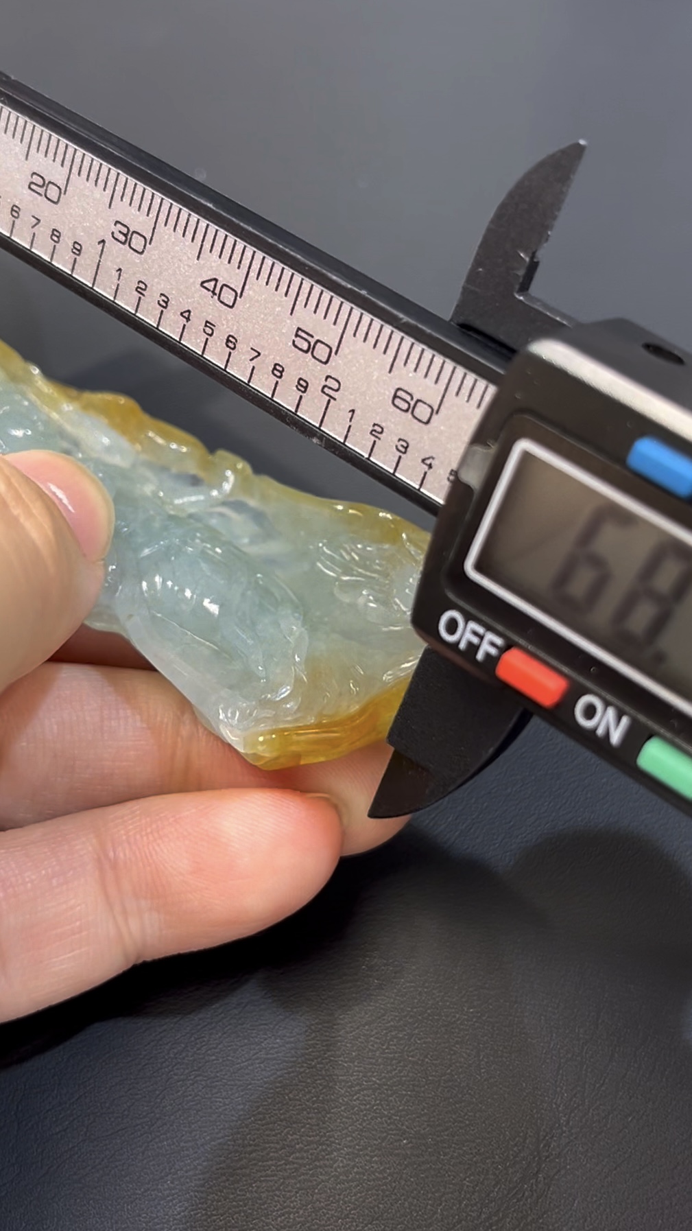 黃翡翡翠 · 俏色站觀音吊墜 · 白玉巧雕 · 編號#565 · 靈性守護 × 福慧圓滿 × 隨身佩戴 3 黃翡翡翠 · 俏色站觀音吊墜 · 白玉巧雕 · 編號#565 · 靈性守護 × 福慧圓滿 × 隨身佩戴 - Image 3