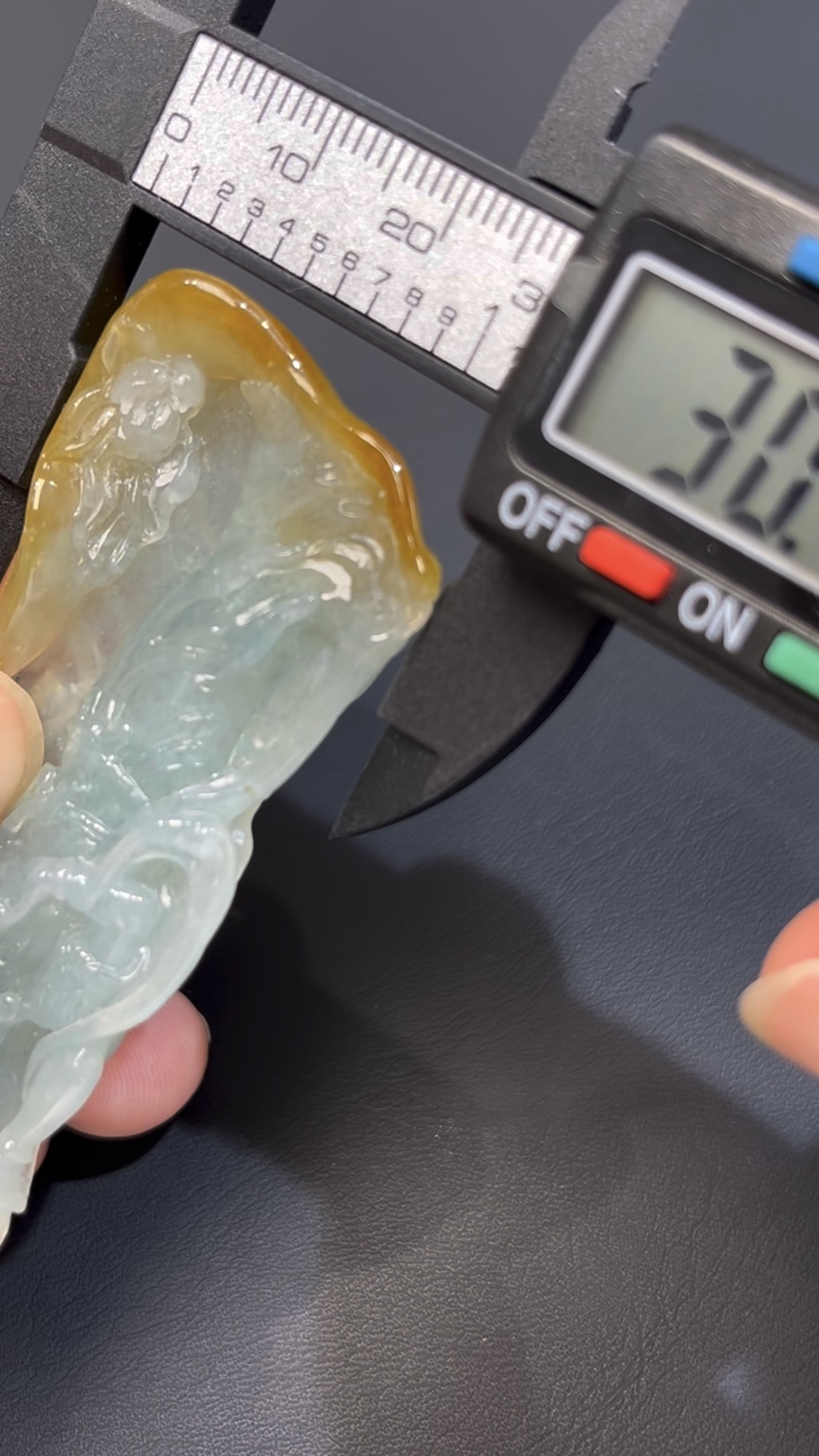 黃翡翡翠 · 俏色站觀音吊墜 · 白玉巧雕 · 編號#565 · 靈性守護 × 福慧圓滿 × 隨身佩戴 4 黃翡翡翠 · 俏色站觀音吊墜 · 白玉巧雕 · 編號#565 · 靈性守護 × 福慧圓滿 × 隨身佩戴 - Image 4