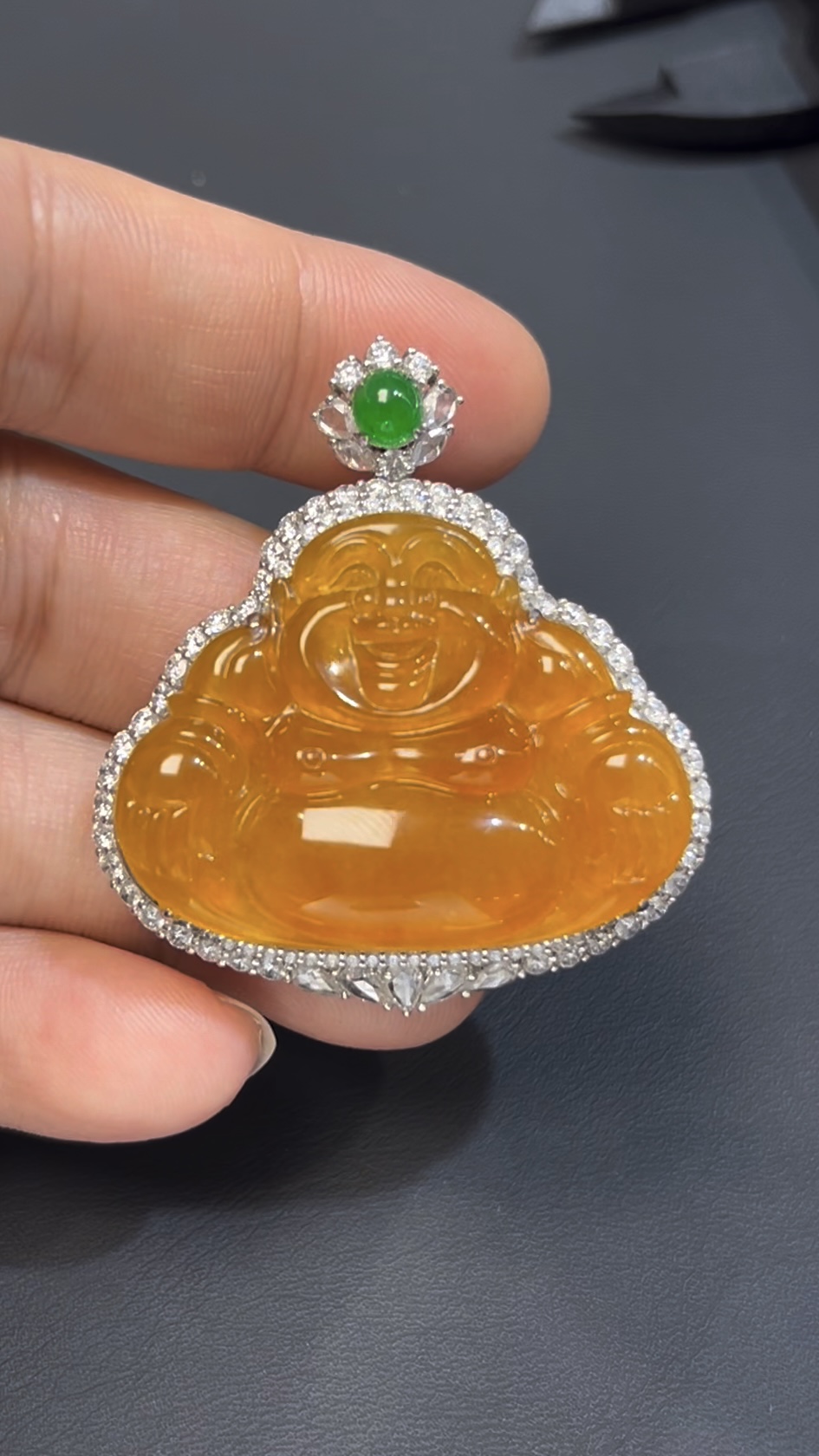 金黃翡翠佛公吊墜 · 18K白金鑲嵌 · 鑽石環繞 · 編號#568 · 富貴吉祥 × 靈性守護 × 奢華氣場 1 金黃翡翠佛公吊墜 · 18K白金鑲嵌 · 鑽石環繞 · 編號#568 · 富貴吉祥 × 靈性守護 × 奢華氣場
