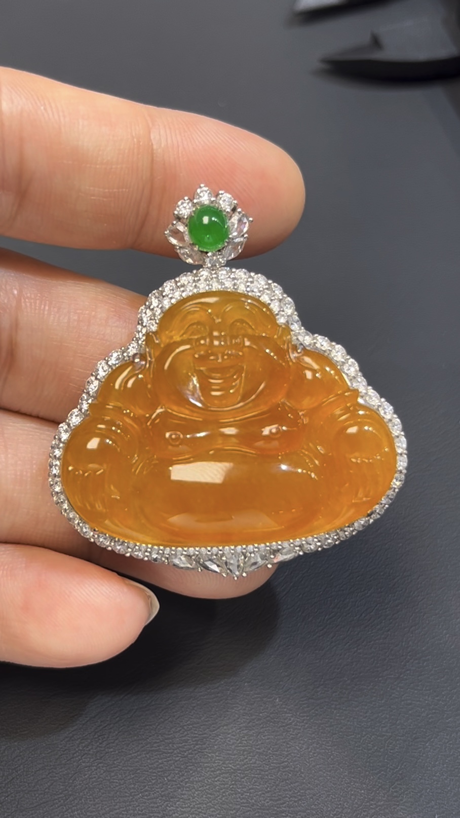 金黃翡翠佛公吊墜 · 18K白金鑲嵌 · 鑽石環繞 · 編號#568 · 富貴吉祥 × 靈性守護 × 奢華氣場 2 金黃翡翠佛公吊墜 · 18K白金鑲嵌 · 鑽石環繞 · 編號#568 · 富貴吉祥 × 靈性守護 × 奢華氣場 - Image 2