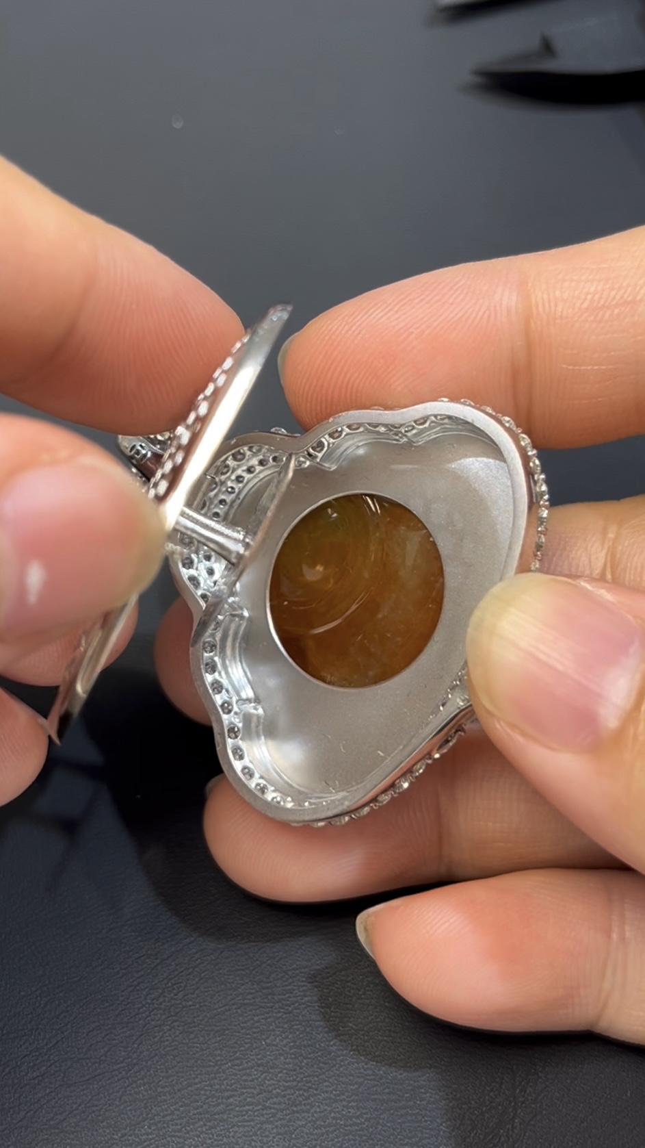 金黃翡翠佛公吊墜 · 18K白金鑲嵌 · 鑽石環繞 · 編號#568 · 富貴吉祥 × 靈性守護 × 奢華氣場 3 金黃翡翠佛公吊墜 · 18K白金鑲嵌 · 鑽石環繞 · 編號#568 · 富貴吉祥 × 靈性守護 × 奢華氣場 - Image 3