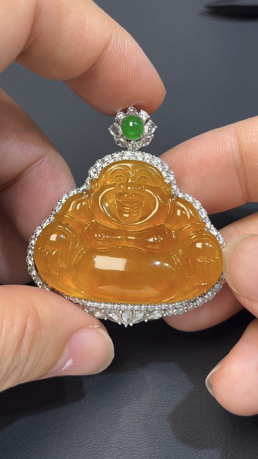 金黃翡翠佛公吊墜 · 18K白金鑲嵌 · 鑽石環繞 · 編號#568 · 富貴吉祥 × 靈性守護 × 奢華氣場 4 金黃翡翠佛公吊墜 · 18K白金鑲嵌 · 鑽石環繞 · 編號#568 · 富貴吉祥 × 靈性守護 × 奢華氣場 - Image 4