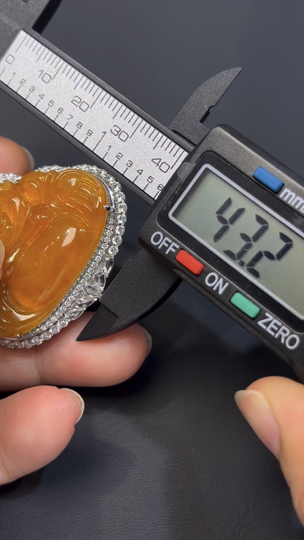 金黃翡翠佛公吊墜 · 18K白金鑲嵌 · 鑽石環繞 · 編號#568 · 富貴吉祥 × 靈性守護 × 奢華氣場 5 金黃翡翠佛公吊墜 · 18K白金鑲嵌 · 鑽石環繞 · 編號#568 · 富貴吉祥 × 靈性守護 × 奢華氣場 - Image 5