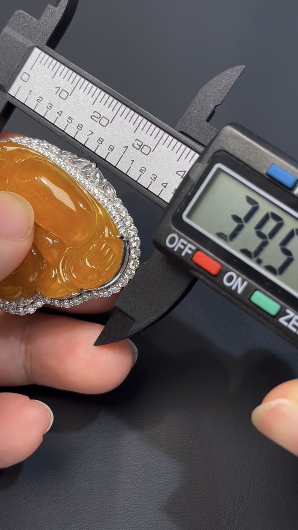 金黃翡翠佛公吊墜 · 18K白金鑲嵌 · 鑽石環繞 · 編號#568 · 富貴吉祥 × 靈性守護 × 奢華氣場 6 金黃翡翠佛公吊墜 · 18K白金鑲嵌 · 鑽石環繞 · 編號#568 · 富貴吉祥 × 靈性守護 × 奢華氣場 - Image 6