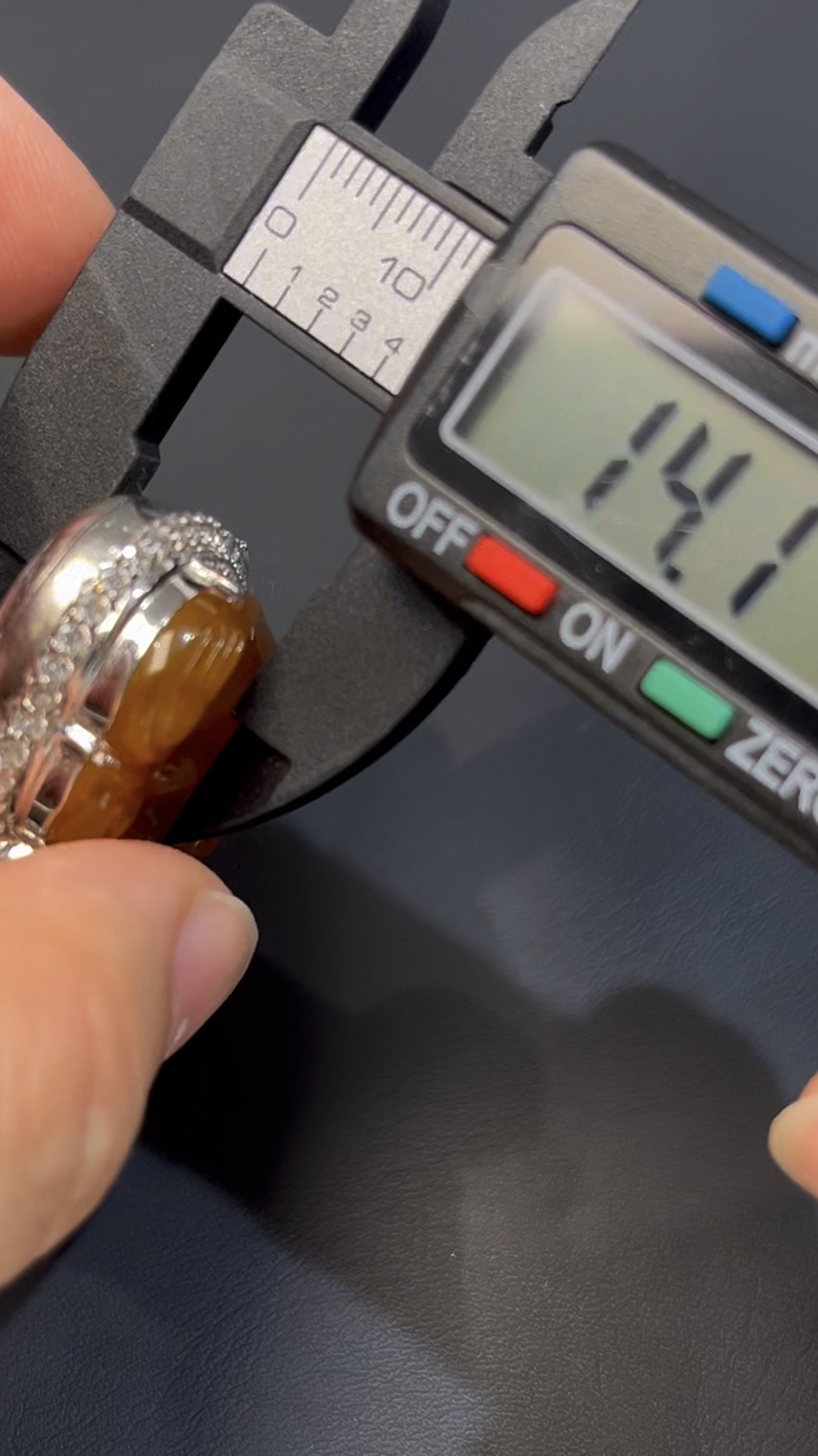 金黃翡翠佛公吊墜 · 18K白金鑲嵌 · 鑽石環繞 · 編號#568 · 富貴吉祥 × 靈性守護 × 奢華氣場 7 金黃翡翠佛公吊墜 · 18K白金鑲嵌 · 鑽石環繞 · 編號#568 · 富貴吉祥 × 靈性守護 × 奢華氣場 - Image 7