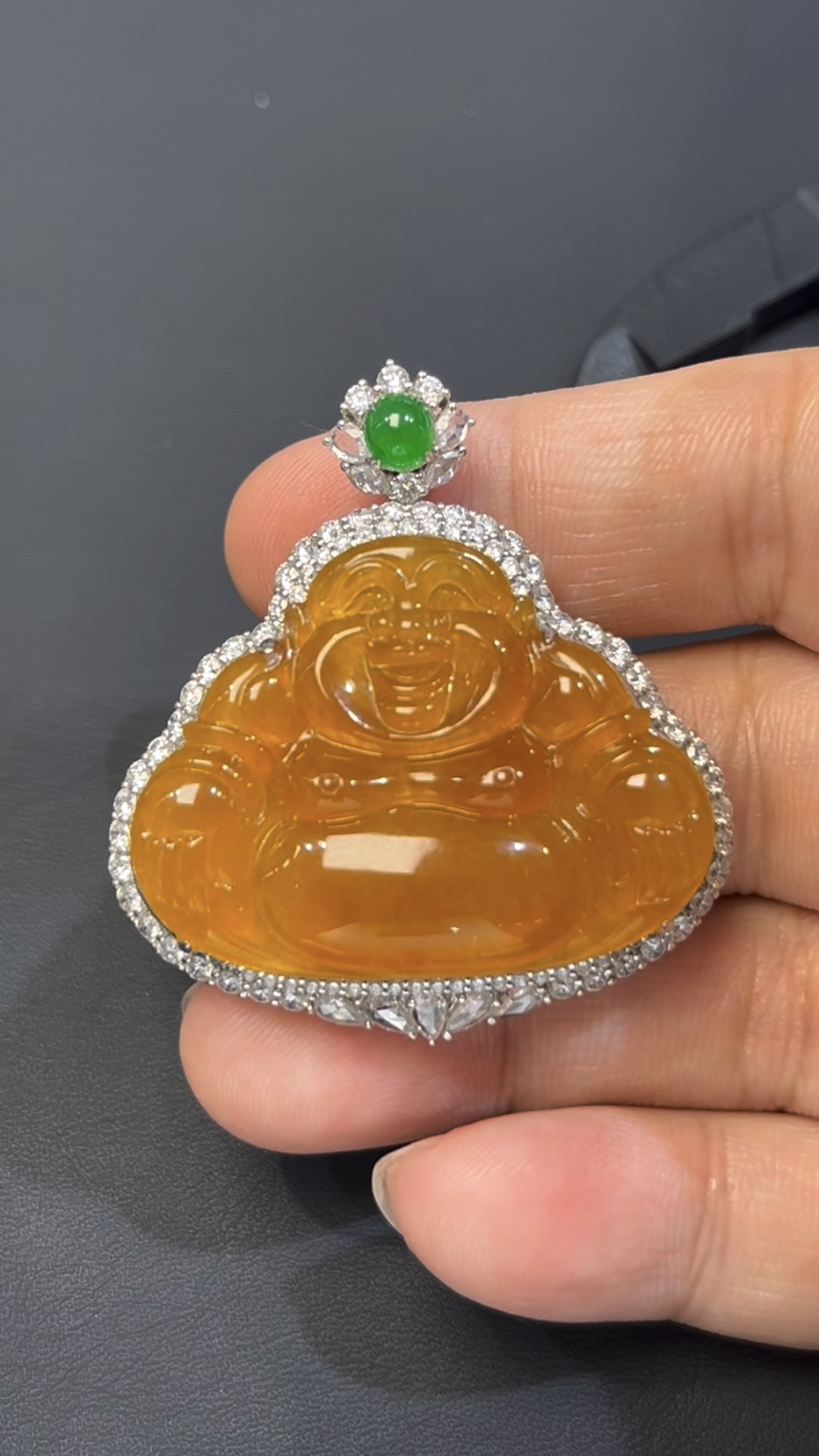 金黃翡翠佛公吊墜 · 18K白金鑲嵌 · 鑽石環繞 · 編號#568 · 富貴吉祥 × 靈性守護 × 奢華氣場 8 金黃翡翠佛公吊墜 · 18K白金鑲嵌 · 鑽石環繞 · 編號#568 · 富貴吉祥 × 靈性守護 × 奢華氣場 - Image 8