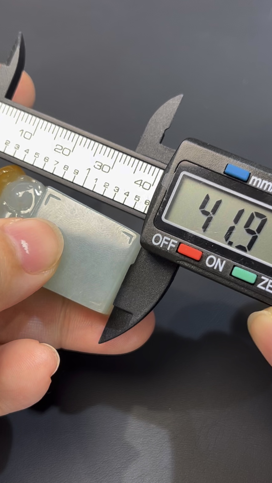 翡翠貔貅印章 · 黃翡銅錢巧雕 · 編號#569 · 招財進寶 × 鎮宅守護 × 收藏精品 4 翡翠貔貅印章 · 黃翡銅錢巧雕 · 編號#569 · 招財進寶 × 鎮宅守護 × 收藏精品 - Image 4