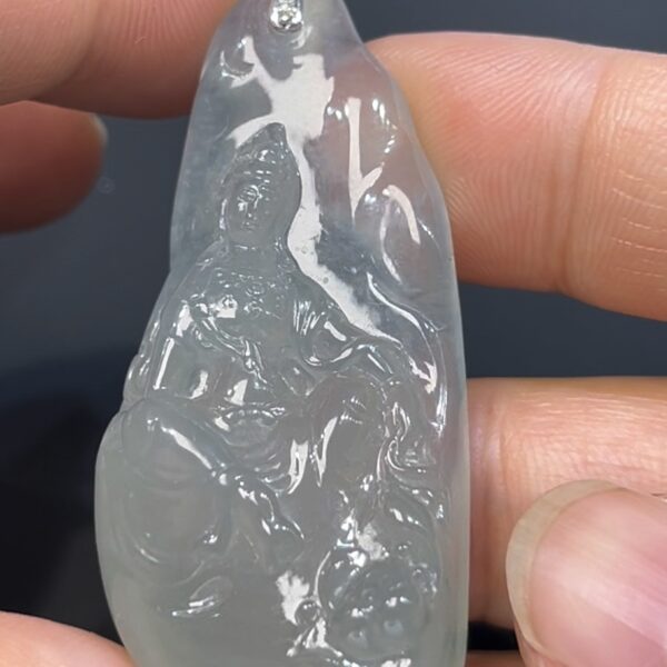 冰透翡翠自在觀音吊墜 · 編號#5712 隨形雕刻 × 18K黃白金扣 · 靈性守護 × 自在心境 × 精品玉佩