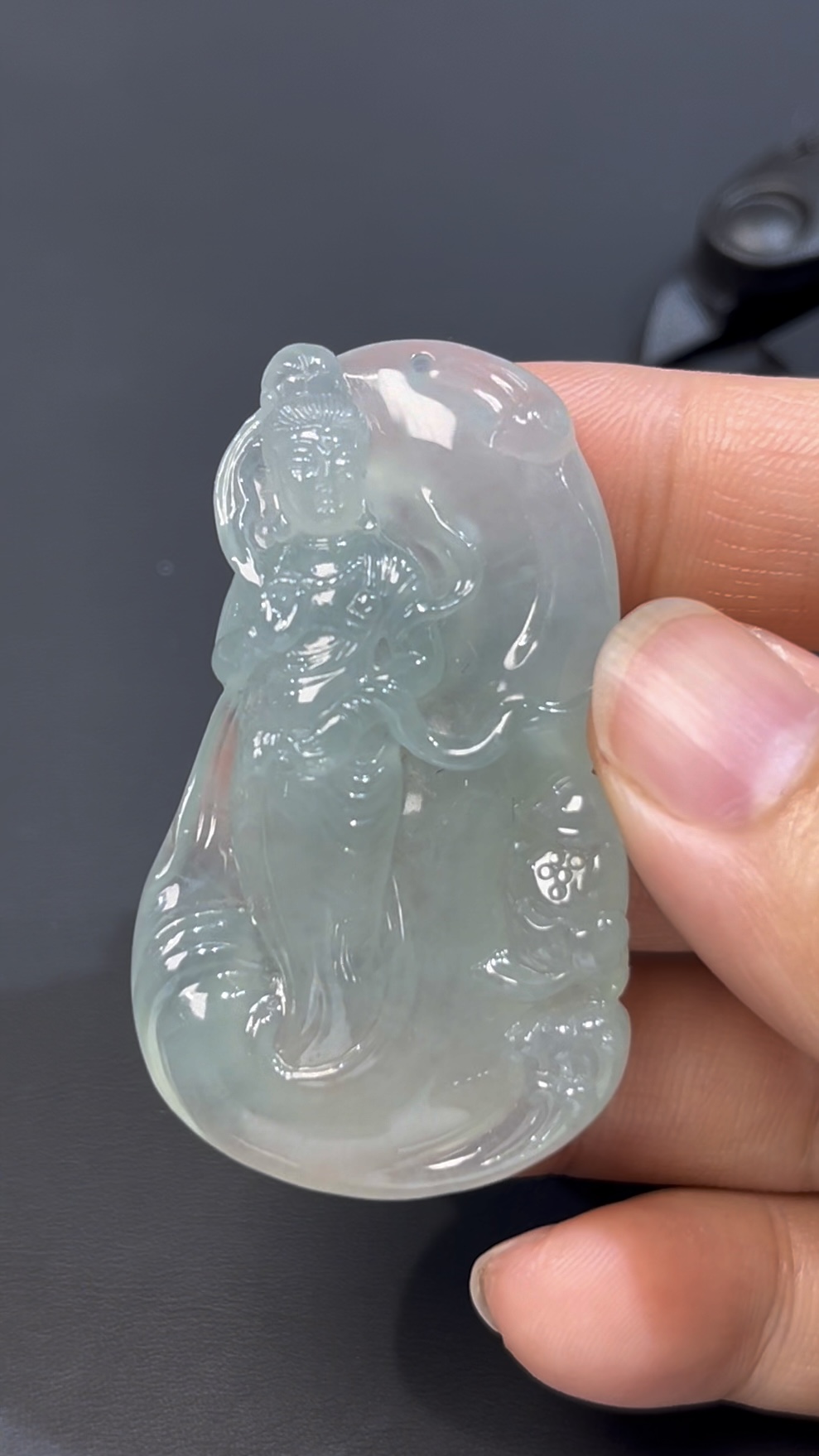 翡翠觀音立水蓮花吊墜 · 編號#574 · 高質玉料 × 清淨自在 × 蓮花福慧 · 精緻玉雕 × 靈性守護 1 翡翠觀音立水蓮花吊墜 · 編號#574 · 高質玉料 × 清淨自在 × 蓮花福慧 · 精緻玉雕 × 靈性守護