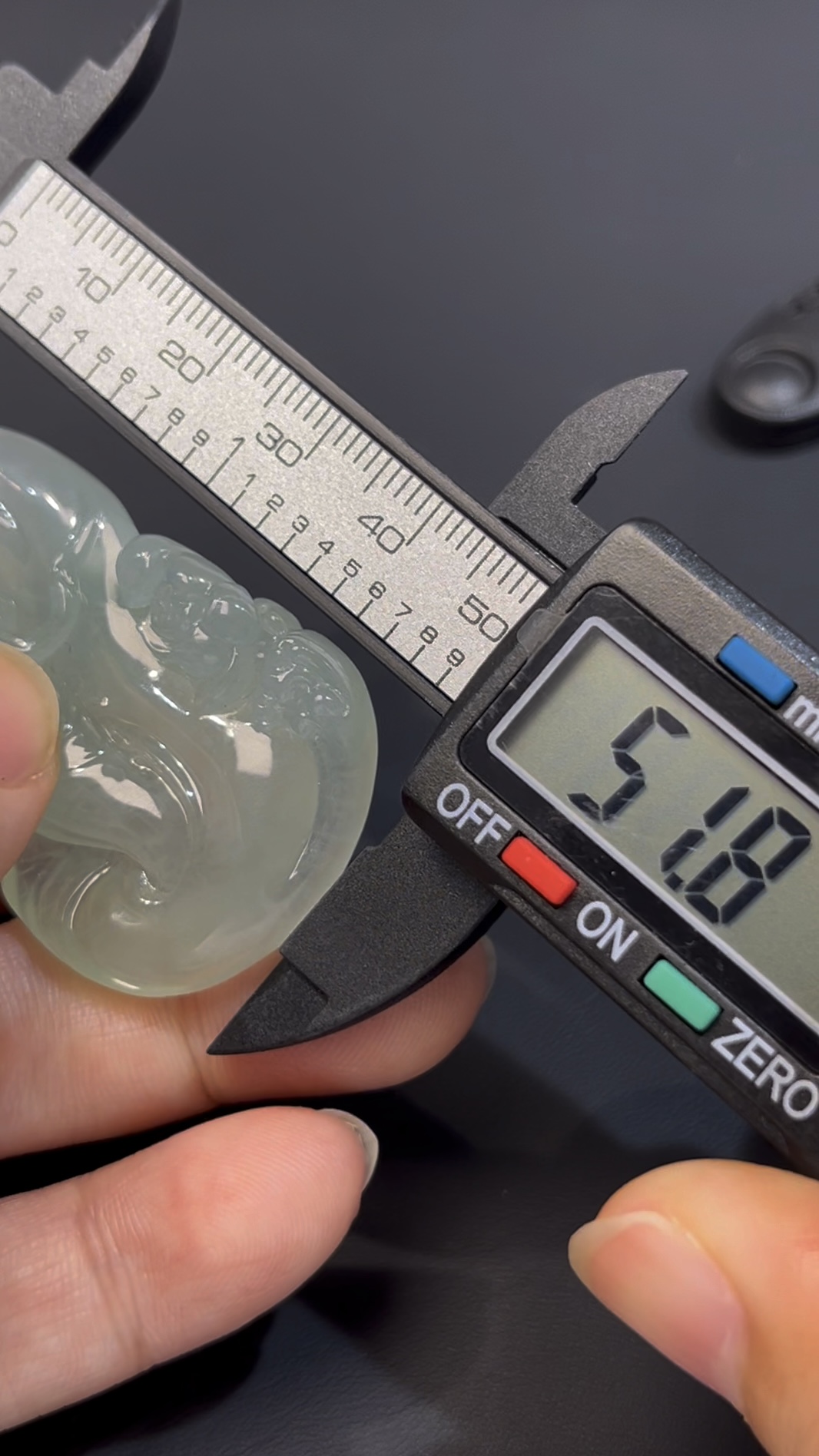 翡翠觀音立水蓮花吊墜 · 編號#574 · 高質玉料 × 清淨自在 × 蓮花福慧 · 精緻玉雕 × 靈性守護 7 翡翠觀音立水蓮花吊墜 · 編號#574 · 高質玉料 × 清淨自在 × 蓮花福慧 · 精緻玉雕 × 靈性守護 - Image 7