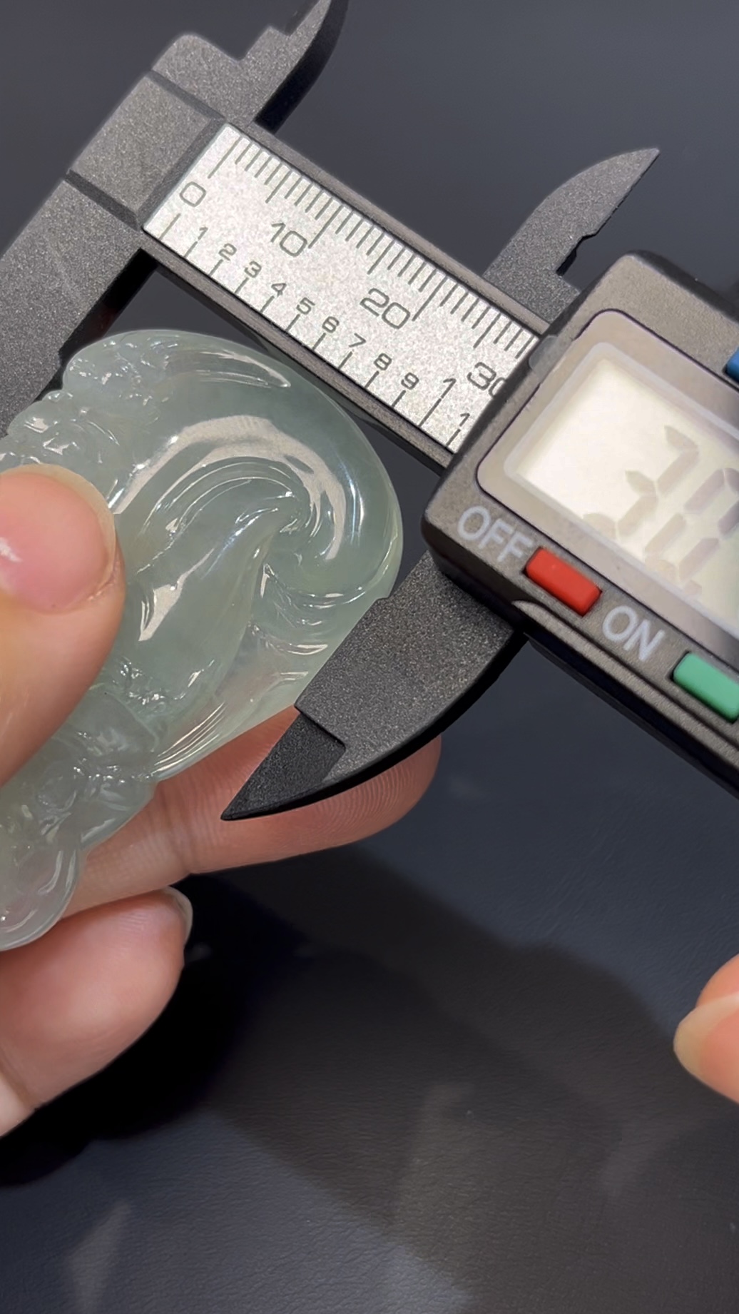 翡翠觀音立水蓮花吊墜 · 編號#574 · 高質玉料 × 清淨自在 × 蓮花福慧 · 精緻玉雕 × 靈性守護 8 翡翠觀音立水蓮花吊墜 · 編號#574 · 高質玉料 × 清淨自在 × 蓮花福慧 · 精緻玉雕 × 靈性守護 - Image 8