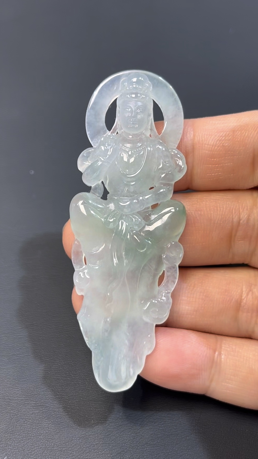 鏤空翡翠觀音吊墜 · 編號#575 · 高質玉料 × 精緻鏤空 × 靈性雕刻 · 特色玉雕 × 收藏推薦 4 鏤空翡翠觀音吊墜 · 編號#575 · 高質玉料 × 精緻鏤空 × 靈性雕刻 · 特色玉雕 × 收藏推薦 - Image 4