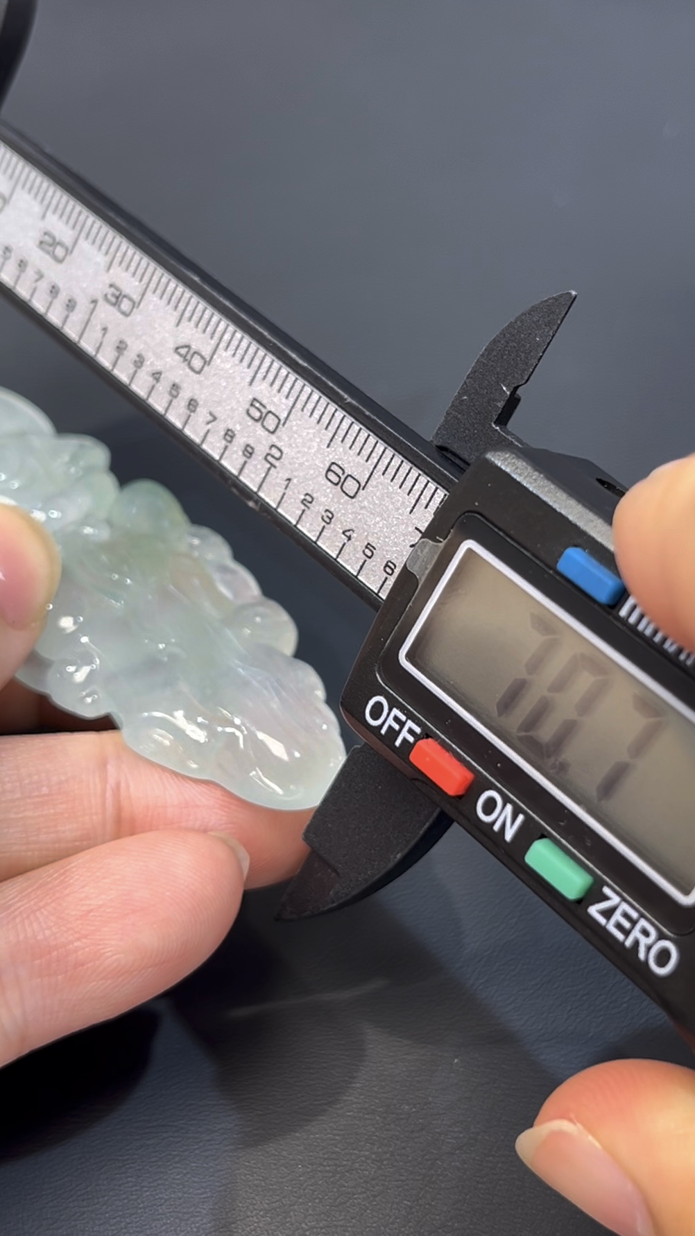 鏤空翡翠觀音吊墜 · 編號#575 · 高質玉料 × 精緻鏤空 × 靈性雕刻 · 特色玉雕 × 收藏推薦 5 鏤空翡翠觀音吊墜 · 編號#575 · 高質玉料 × 精緻鏤空 × 靈性雕刻 · 特色玉雕 × 收藏推薦 - Image 5