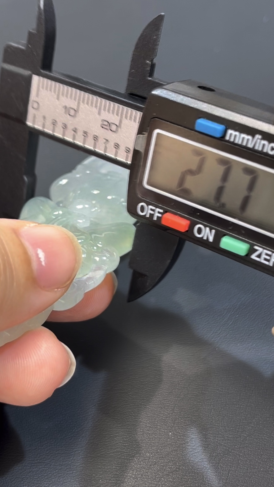 鏤空翡翠觀音吊墜 · 編號#575 · 高質玉料 × 精緻鏤空 × 靈性雕刻 · 特色玉雕 × 收藏推薦 6 鏤空翡翠觀音吊墜 · 編號#575 · 高質玉料 × 精緻鏤空 × 靈性雕刻 · 特色玉雕 × 收藏推薦 - Image 6