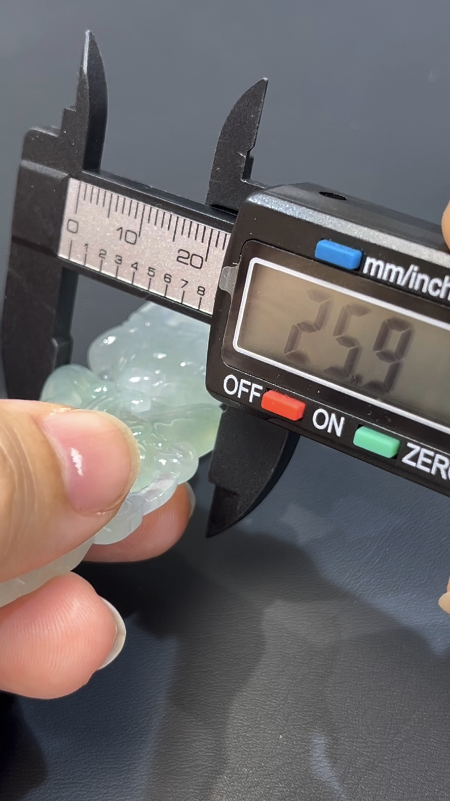 鏤空翡翠觀音吊墜 · 編號#575 · 高質玉料 × 精緻鏤空 × 靈性雕刻 · 特色玉雕 × 收藏推薦 7 鏤空翡翠觀音吊墜 · 編號#575 · 高質玉料 × 精緻鏤空 × 靈性雕刻 · 特色玉雕 × 收藏推薦 - Image 7