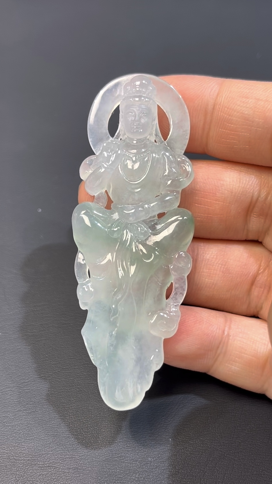 鏤空翡翠觀音吊墜 · 編號#575 · 高質玉料 × 精緻鏤空 × 靈性雕刻 · 特色玉雕 × 收藏推薦 1 鏤空翡翠觀音吊墜 · 編號#575 · 高質玉料 × 精緻鏤空 × 靈性雕刻 · 特色玉雕 × 收藏推薦