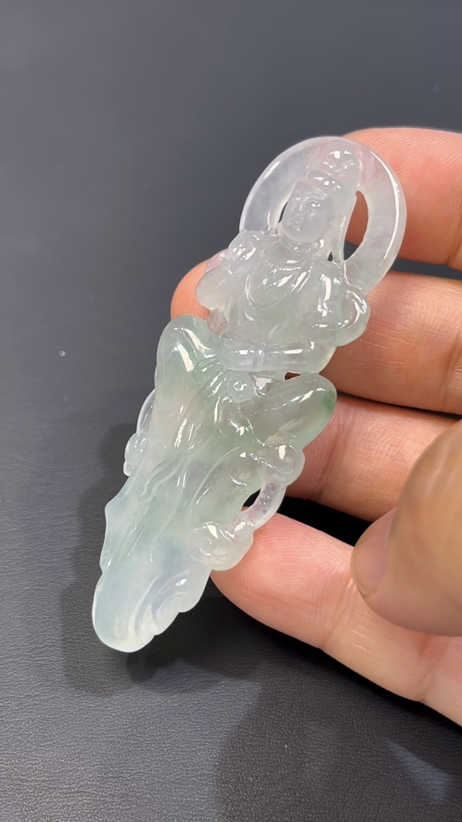 鏤空翡翠觀音吊墜 · 編號#575 · 高質玉料 × 精緻鏤空 × 靈性雕刻 · 特色玉雕 × 收藏推薦 2 鏤空翡翠觀音吊墜 · 編號#575 · 高質玉料 × 精緻鏤空 × 靈性雕刻 · 特色玉雕 × 收藏推薦 - Image 2